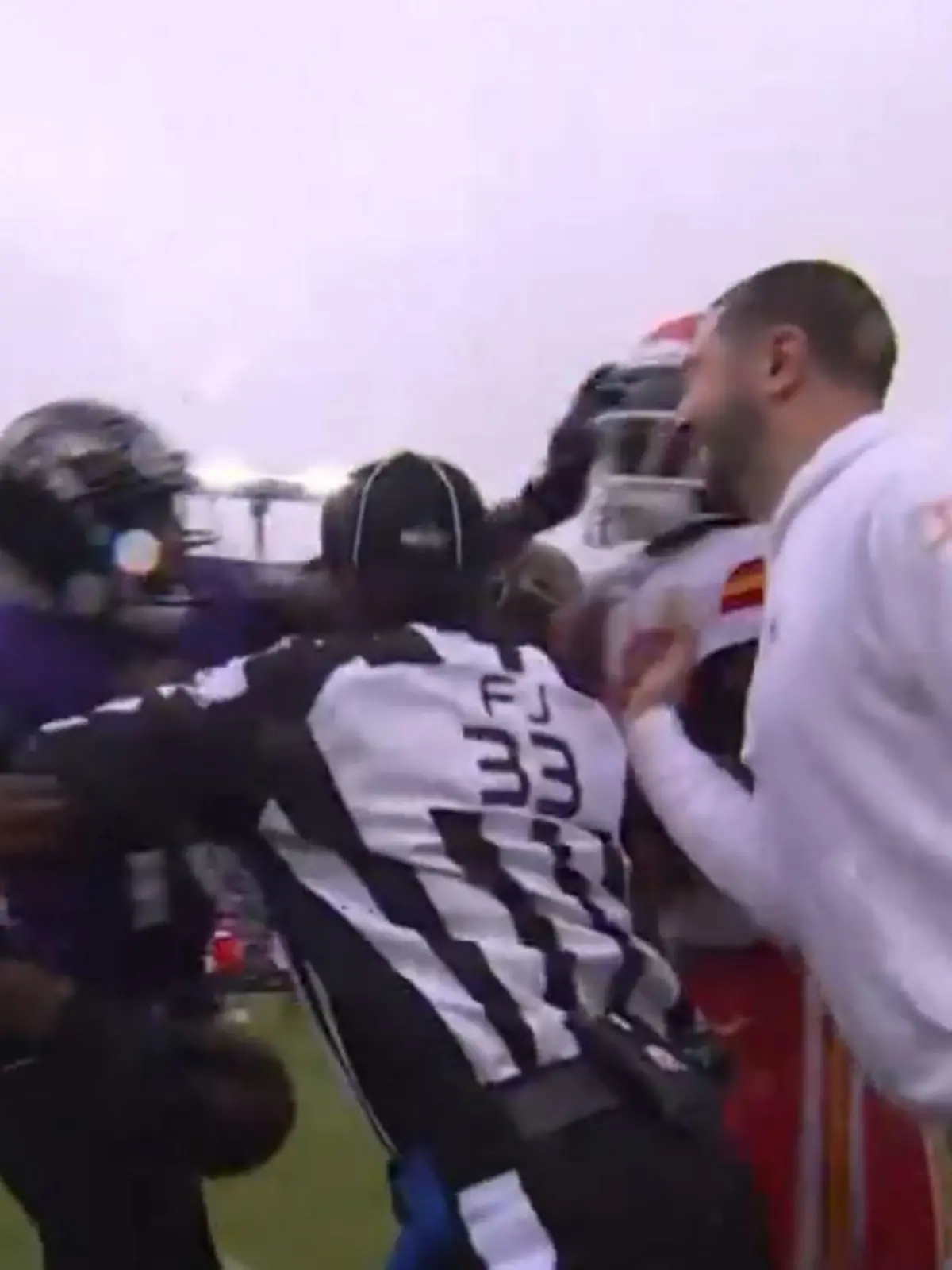 Arthur Maulet trifft Chiefs-Cornerback Jaylen Watson mit der Faust am Kopf.