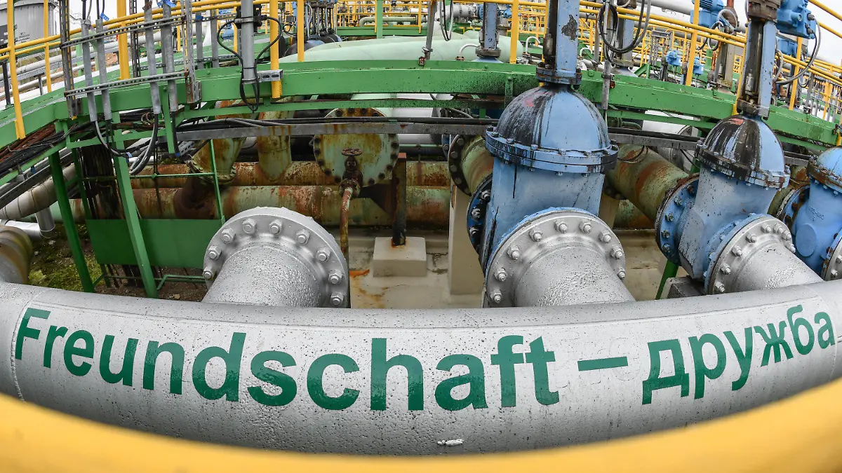 ARCHIV - 22.01.2018, Brandenburg, Schwedt: «Freundschaft - Druschba» steht auf dem Gelände der PCK-Raffinerie auf der Erdölleitung aus Russland. (zu dpa "Teure Energie, drohende Rezession: Trifft die Krise den Osten härter?") Foto: Patrick Pleul/dpa-Zentralbild/dpa +++ dpa-Bildfunk +++