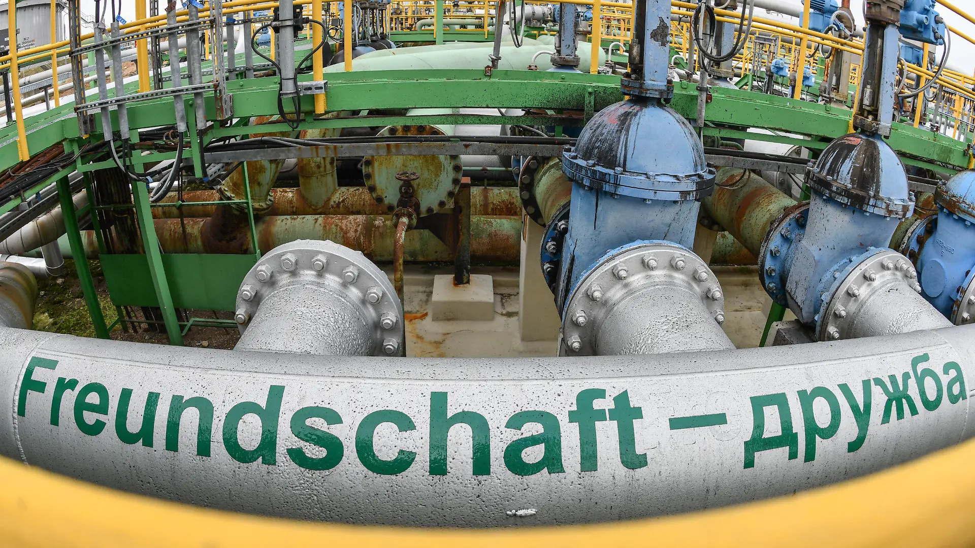 ARCHIV - 22.01.2018, Brandenburg, Schwedt: «Freundschaft - Druschba» steht auf dem Gelände der PCK-Raffinerie auf der Erdölleitung aus Russland. (zu dpa "Teure Energie, drohende Rezession: Trifft die Krise den Osten härter?") Foto: Patrick Pleul/dpa-Zentralbild/dpa +++ dpa-Bildfunk +++