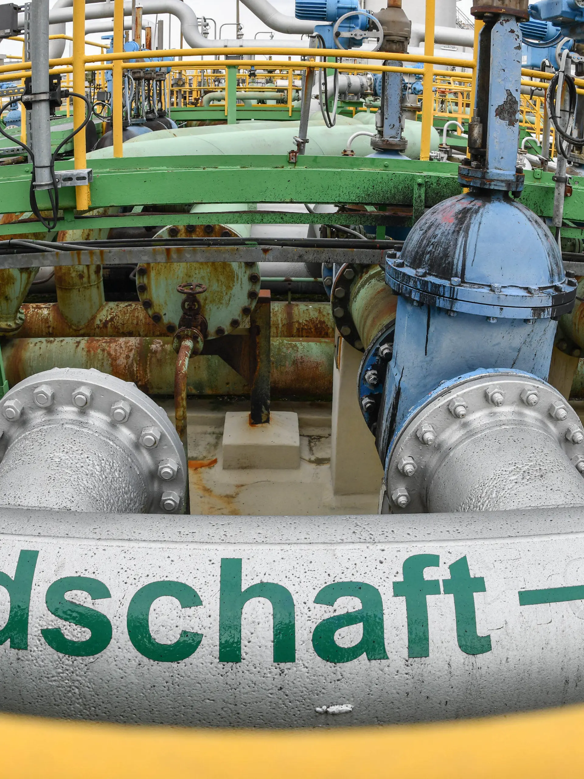 ARCHIV - 22.01.2018, Brandenburg, Schwedt: «Freundschaft - Druschba» steht auf dem Gelände der PCK-Raffinerie auf der Erdölleitung aus Russland.      (zu dpa "Teure Energie, drohende Rezession: Trifft die Krise den Osten härter?") Foto: Patrick Pleul/dpa-Zentralbild/dpa +++ dpa-Bildfunk +++