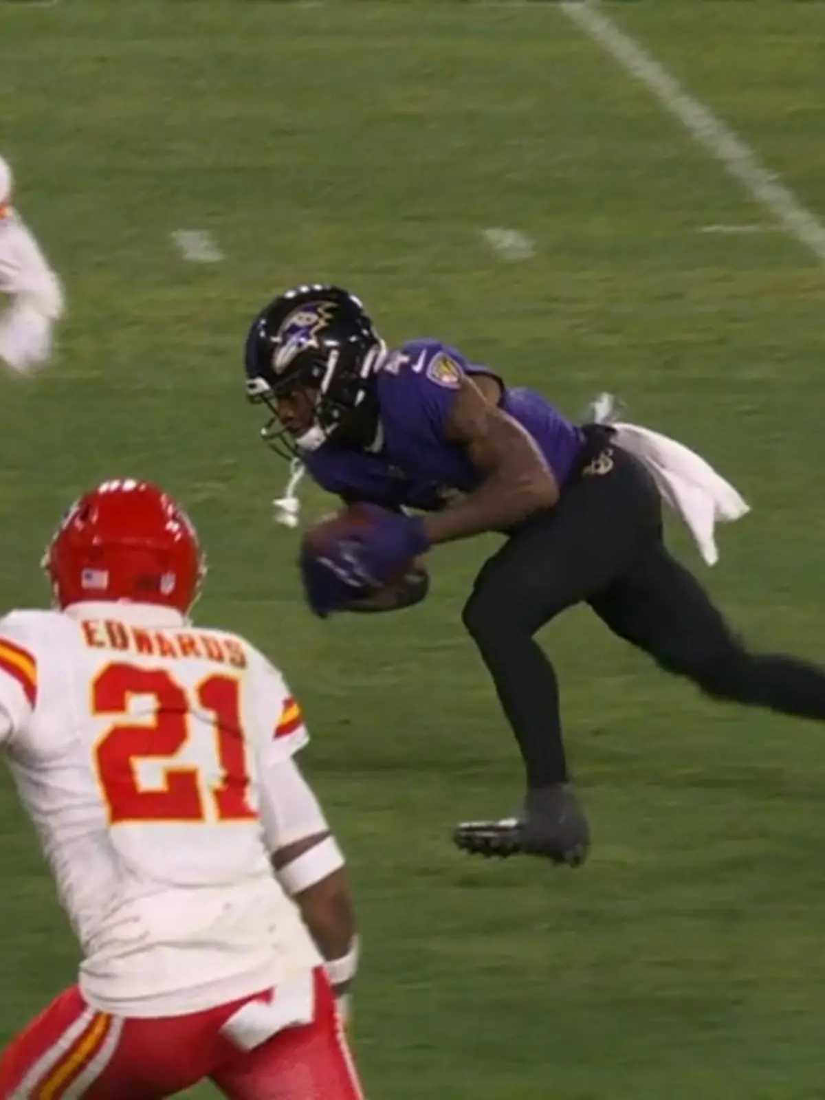 An der Neun-Yard-Linie gibt es den Snap für die Ravens. Lamar Jackson findet mit einem kurzen Pass seinen Receiver Zay Flowers, der sich auf den Weg in die Endzone macht. Doch kurz bevor Flowers die Linie überquert hechtet Sneed von der Seite an und schlägt ihm den Football aus der Hand. Danach können die Chiefs recovern und die Schiedsrichter entscheiden auf einen Fumble und den Touchback für die Kansas City Chiefs. Die Ravens bringen sich hier erneut um wichtige Punkte.