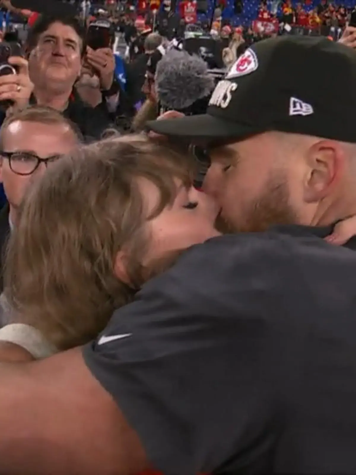 Sie sind DAS Superstar-Pärchen der Welt: Travis Kelce und Taylor Swift. Beim Sieg der Kansas City Chiefs gegen die Baltimore Ravens (17:10) war Taylor Swift auch wieder im Stadion. Nach dem Sieg war klar: Die Chiefs wandern in den Super Bowl nach Las Vegas! Doch süßer als der Sieg waren die Küsse, die die beiden Superstars nach dem Spiel austauschten!