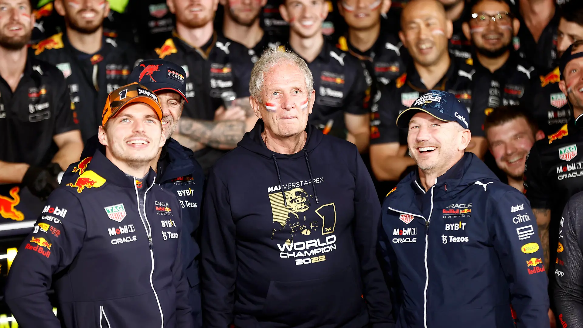 Formula 1 2022: Japanese GP SUZUKA, JAPAN - OCTOBER 09: Max Verstappen, Red Bull Racing, 1st position, Helmut Marko, Consultant, Red Bull Racing, Christian Horner, Team Principal, Red Bull Racing, and the Red Bull team celebrate World Championship, WM, Weltmeisterschaft victory during the Japanese GP at Suzuka on Sunday October 09, 2022 in Suzuka, Japan. Photo by Andy Hone / LAT Images Images PUBLICATIONxINxGERxSUIxAUTxHUNxONLY GP2218_045051_ONY3289