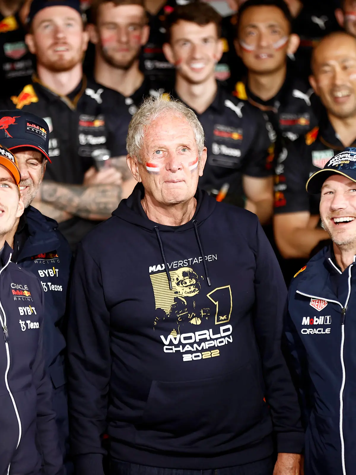  Formula 1 2022: Japanese GP SUZUKA, JAPAN - OCTOBER 09: Max Verstappen, Red Bull Racing, 1st position, Helmut Marko, Consultant, Red Bull Racing, Christian Horner, Team Principal, Red Bull Racing, and the Red Bull team celebrate World Championship, WM, Weltmeisterschaft victory during the Japanese GP at Suzuka on Sunday October 09, 2022 in Suzuka, Japan. Photo by Andy Hone / LAT Images Images PUBLICATIONxINxGERxSUIxAUTxHUNxONLY GP2218_045051_ONY3289