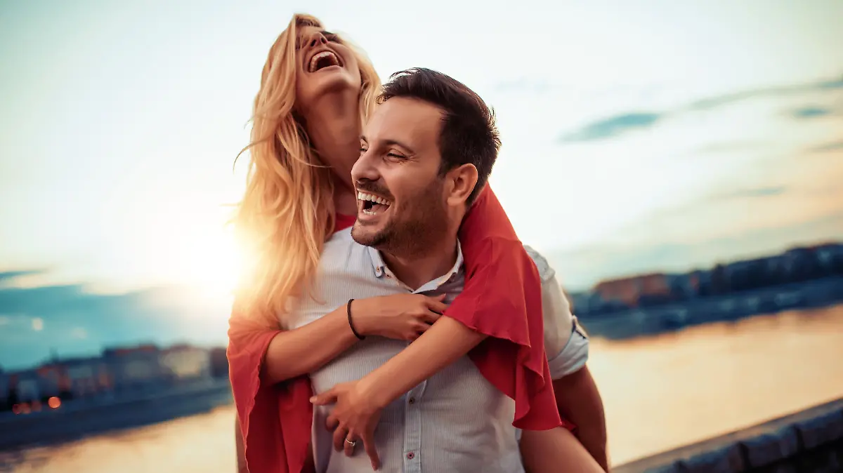 Frau bei erstem Date mit schönem Parfum.
