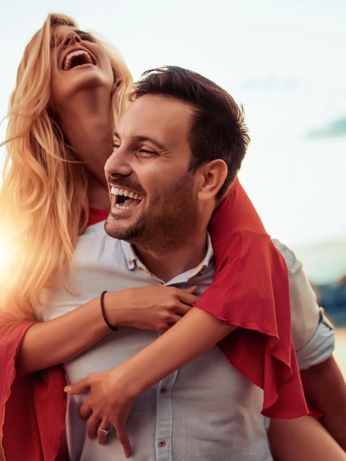 Frau bei erstem Date mit schönem Parfum.
