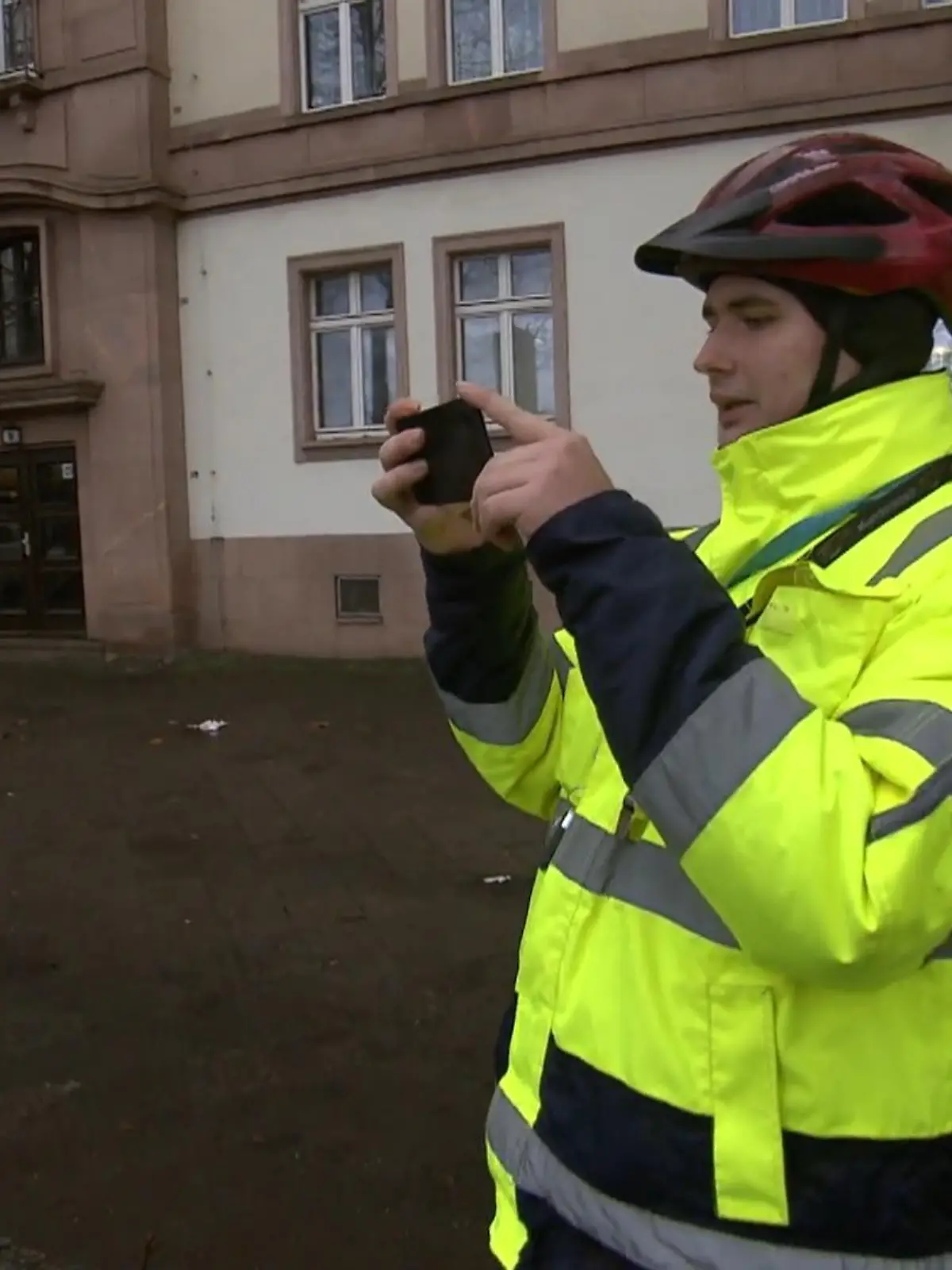 Bei Autofahrern ist er so beliebt wie Fußpilz. Niclas Matthei ist gerade einmal 18 Jahre alt und nennt sich "Anzeigen-Hauptmeister". Denn jeder, der falsch parkt, wird von ihm persönlich gemeldet. Den "Job" macht Niclas in seiner Freizeit und hat schon mehr als 4.000 Falschparker angezeigt.