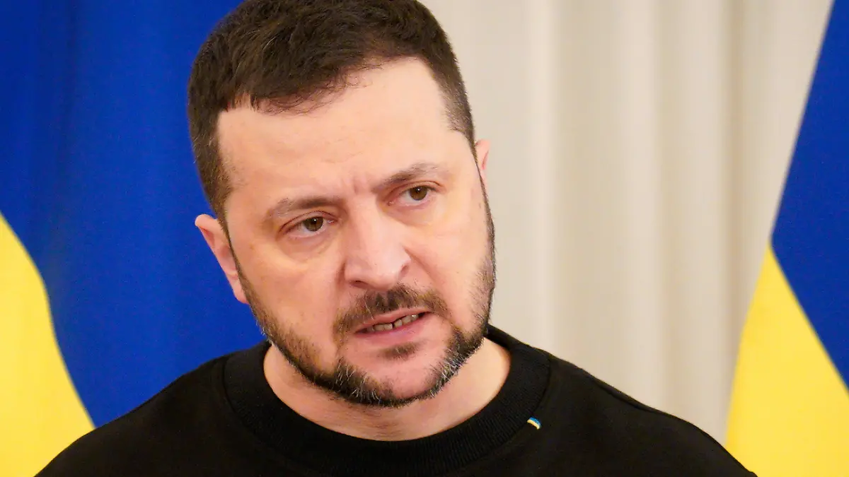 ARCHIV - 11.01.2024, Lettland, Riga: Wolodymyr Selenskyj, Präsident der Ukraine, spricht während einer gemeinsamen Pressekonferenz mit Rinkevics, Präsident von Lettland. (zu dpa: «Vierte «Friedensformel»-Konferenz zum Ukraine-Krieg in Davos») Foto: Roman Koksarov/AP/dpa +++ dpa-Bildfunk +++