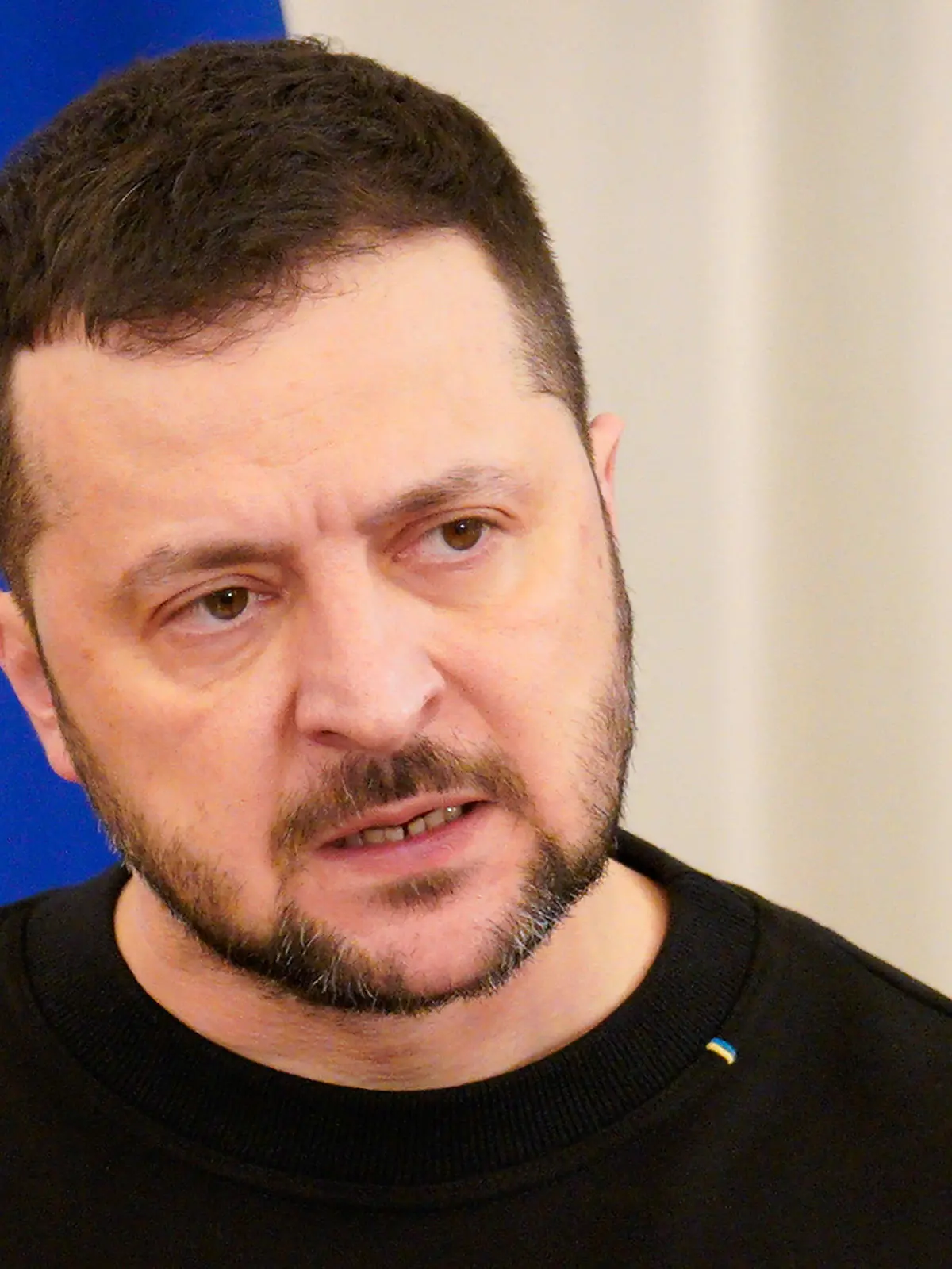 ARCHIV - 11.01.2024, Lettland, Riga: Wolodymyr Selenskyj, Präsident der Ukraine, spricht während einer gemeinsamen Pressekonferenz mit Rinkevics, Präsident von Lettland. (zu dpa: «Vierte «Friedensformel»-Konferenz zum Ukraine-Krieg in Davos») Foto: Roman Koksarov/AP/dpa +++ dpa-Bildfunk +++
