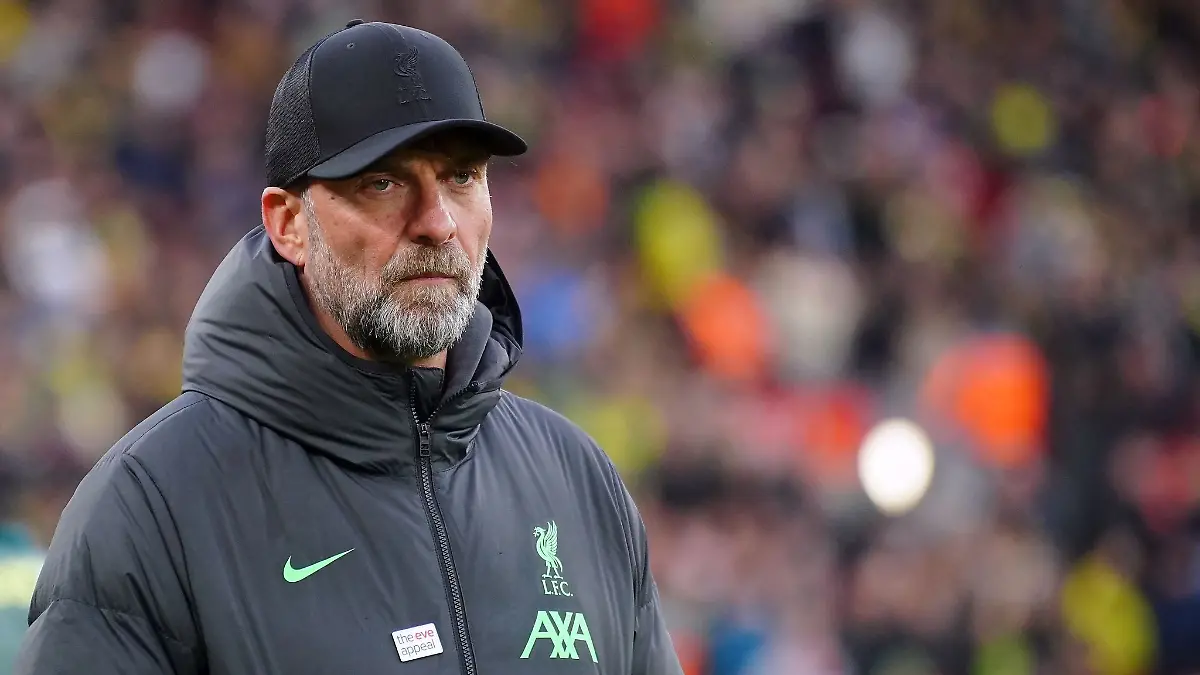 Jürgen Klopp, Trainer vom FC Liverpool, beobachtet das Spiel von der Seitenlinie aus.