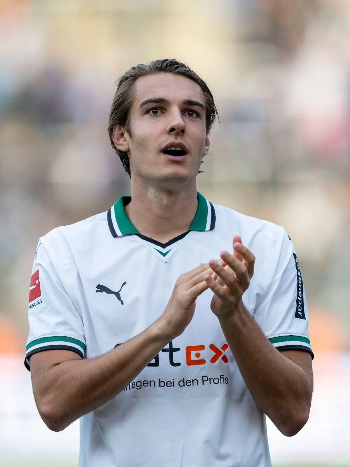 Gladbachs Florian Neuhaus jubelt nach dem Schlusspfiff.