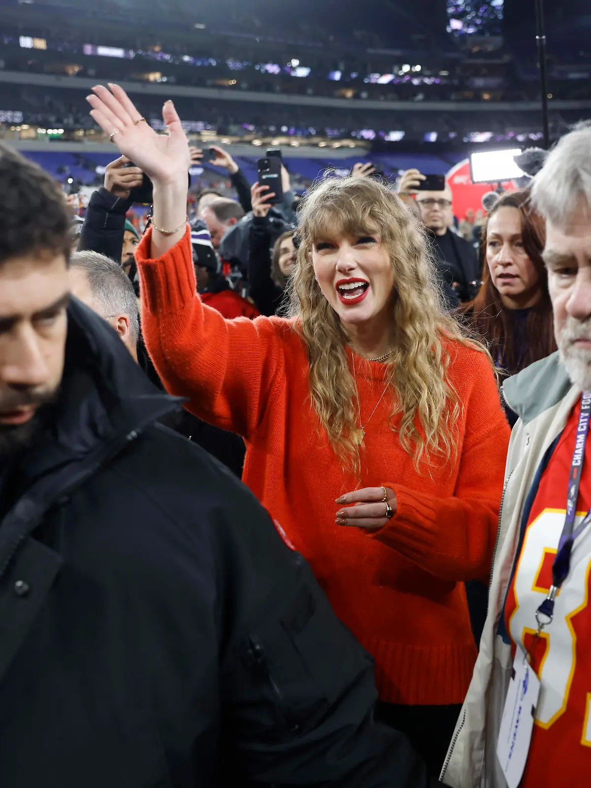 NFL, American Football Herren, USA 2024: Chiefs vs Ravens JAN 28 January 28, 2024: Taylor Swift pictured on the field after the Kansas City Chiefs defeated the Baltimore Ravens in the AFC Championship game at M&T Bank Stadium in Baltimore, MD. Photo/ Mike Buscher / Cal Media Credit Image: Â Mike Buscher/Cal Sport Media/Cal Sport Media Baltimore Md USA EDITORIAL USE ONLY Copyright: xx ZUMA-20240128_zma_c04_055.jpg MikexBuscher/CalxSportxMediax csmphotothree228289