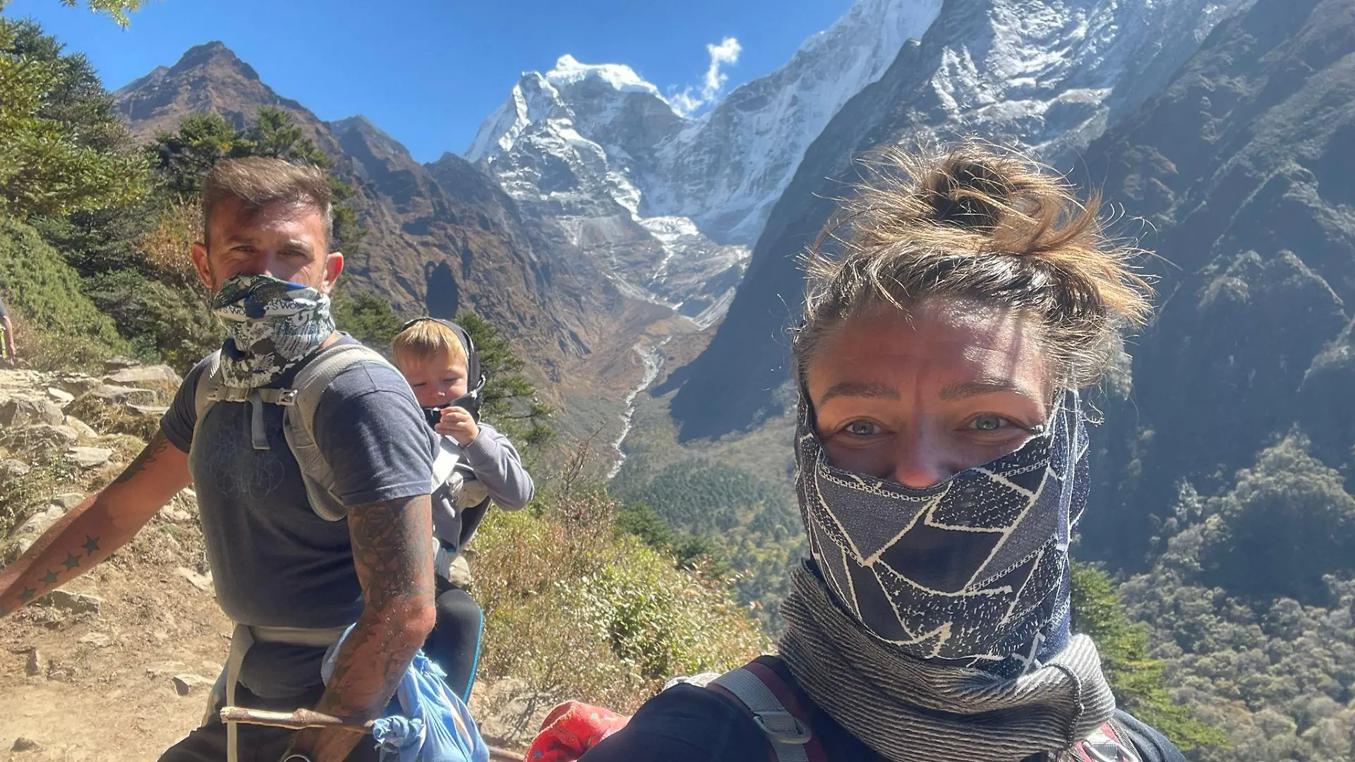 SONDERKONDITIONEN: PREISABSPRACHE! *EXCLUSIVE*
Ross, Carter and Jade on the Everest trail. See SWNS story SWTPeverest. A two-year-old boy from Scotland has become one of the youngest people eve to reach mount Everest base camp - midway through an epic year long trip travelling across Asia with his parents. Toddler Carter Dallas is currently on a whirlwind tour all across Asia with travel obsessed parents Ross, 35, and Jade, 31. The intrepid trio took one less day of acclimatisation Òthan is advised by a guideÓ and trekked from Lobuche mountain which has an altitude of 16,207 ft to base camp 17,598 ft in just one day. / action press