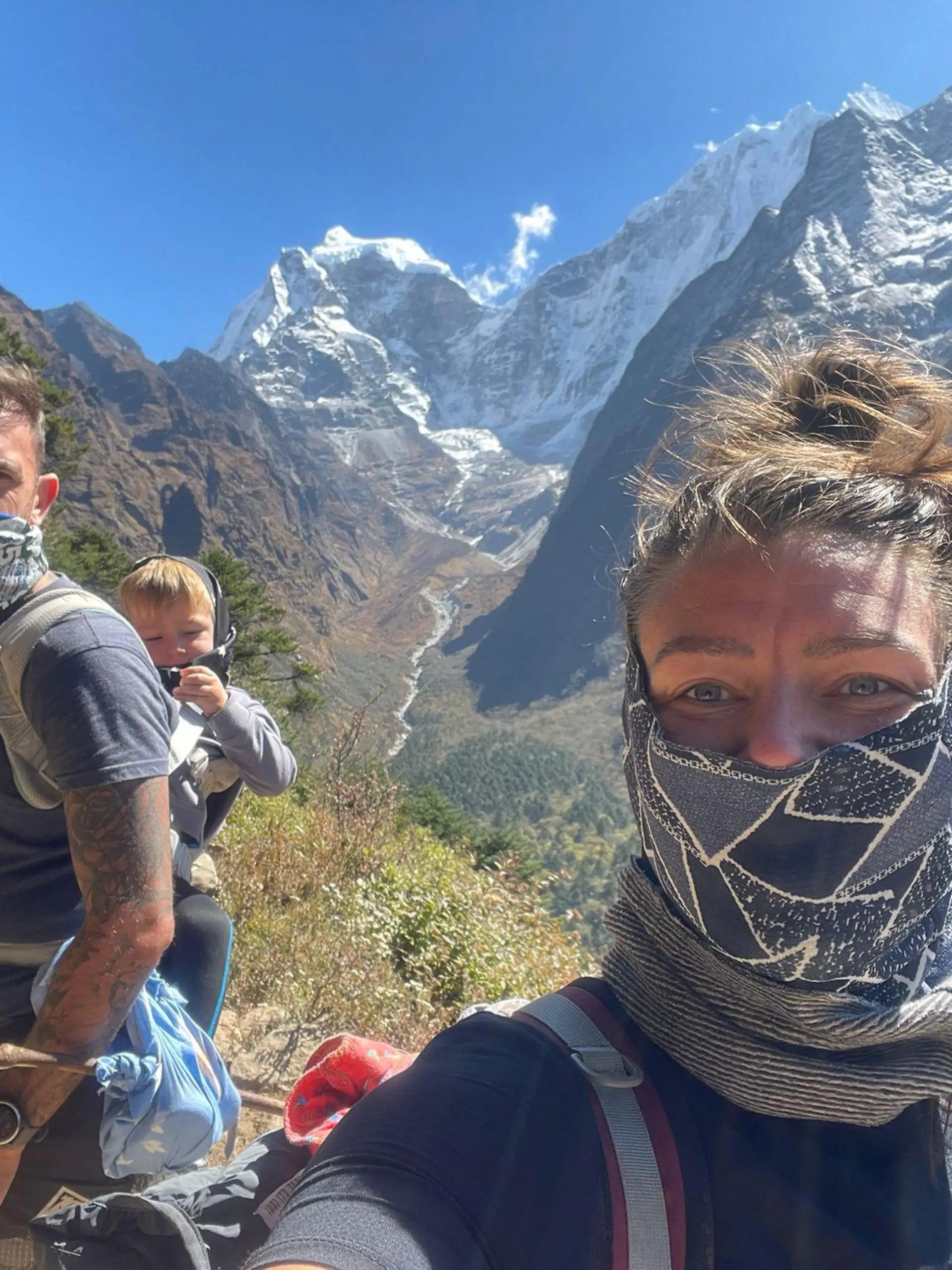 SONDERKONDITIONEN: PREISABSPRACHE! *EXCLUSIVE* 

Ross, Carter and Jade on the Everest trail. See SWNS story SWTPeverest. A two-year-old boy from Scotland has become one of the youngest people eve to reach mount Everest base camp - midway through an epic year long trip travelling across Asia with his parents. Toddler Carter Dallas is currently on a whirlwind tour all across Asia with travel obsessed parents Ross, 35, and Jade, 31. The intrepid trio took one less day of acclimatisation Òthan is advised by a guideÓ and trekked from Lobuche mountain which has an altitude of 16,207 ft to base camp 17,598 ft in just one day.  / action press