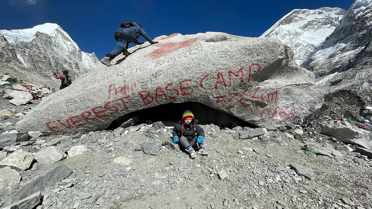 SONDERKONDITIONEN: PREISABSPRACHE! *EXCLUSIVE* 

Toddler Carter Dallas at Everest's Base Camp. See SWNS story SWTPeverest. A two-year-old boy from Scotland has become one of the youngest people eve to reach mount Everest base camp - midway through an epic year long trip travelling across Asia with his parents. Toddler Carter Dallas is currently on a whirlwind tour all across Asia with travel obsessed parents Ross, 35, and Jade, 31. The intrepid trio took one less day of acclimatisation Òthan is advised by a guideÓ and trekked from Lobuche mountain which has an altitude of 16,207 ft to base camp 17,598 ft in just one day.  / action press