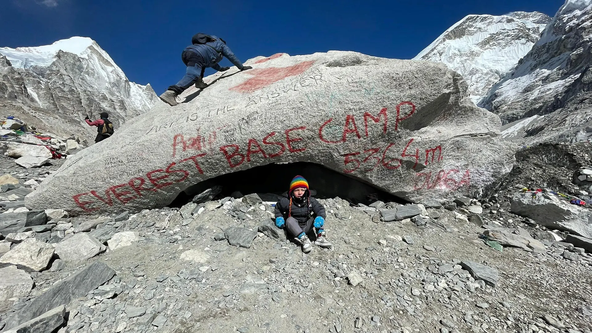 SONDERKONDITIONEN: PREISABSPRACHE! *EXCLUSIVE*
Toddler Carter Dallas at Everest's Base Camp. See SWNS story SWTPeverest. A two-year-old boy from Scotland has become one of the youngest people eve to reach mount Everest base camp - midway through an epic year long trip travelling across Asia with his parents. Toddler Carter Dallas is currently on a whirlwind tour all across Asia with travel obsessed parents Ross, 35, and Jade, 31. The intrepid trio took one less day of acclimatisation Òthan is advised by a guideÓ and trekked from Lobuche mountain which has an altitude of 16,207 ft to base camp 17,598 ft in just one day. / action press