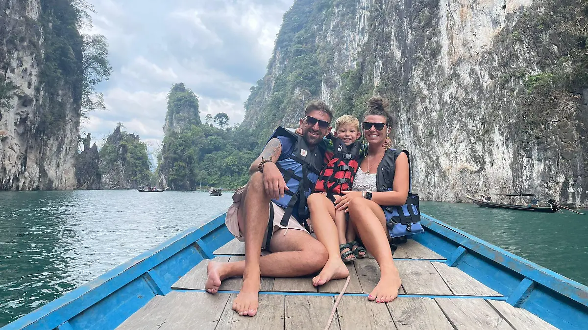 SONDERKONDITIONEN: PREISABSPRACHE! *EXCLUSIVE* 

Cheow Lan Lake, Thailand. See SWNS story SWTPeverest. A two-year-old boy from Scotland has become one of the youngest people eve to reach mount Everest base camp - midway through an epic year long trip travelling across Asia with his parents. Toddler Carter Dallas is currently on a whirlwind tour all across Asia with travel obsessed parents Ross, 35, and Jade, 31. The intrepid trio took one less day of acclimatisation Òthan is advised by a guidÓ and trekked from Lobuche mountain which has an altitude of 16,207 ft to base camp 17,598 ft in just one day.  / action press