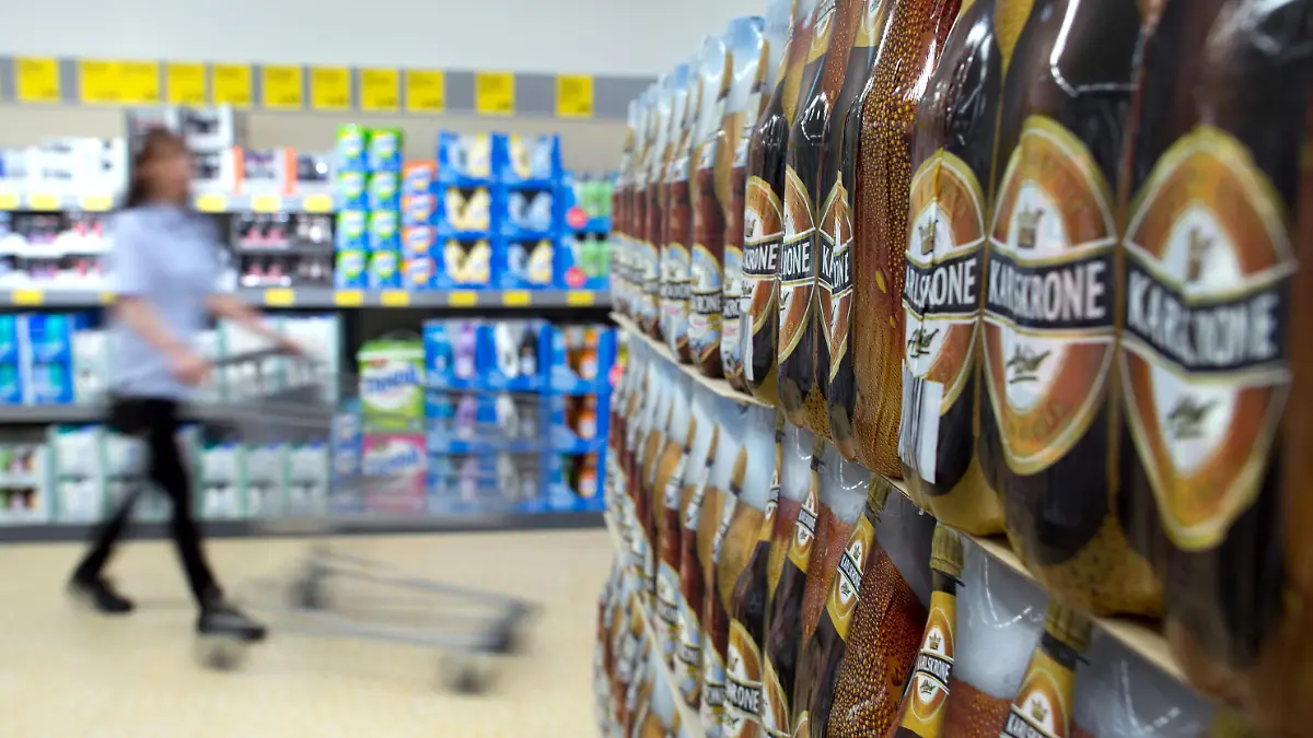 Eine Aldi-Mitarbeiterin schiebt am 27.06.2014 in Düsseldorf (Nordrhein-Westfalen) in der Aldi-Filiale an der Königsallee einen Einkaufswagen. Aldi eröffnet am 30.06.2014 an der Düsseldorfer Prachtmeile eine Filiale. Foto: Federico Gambarini/dpa