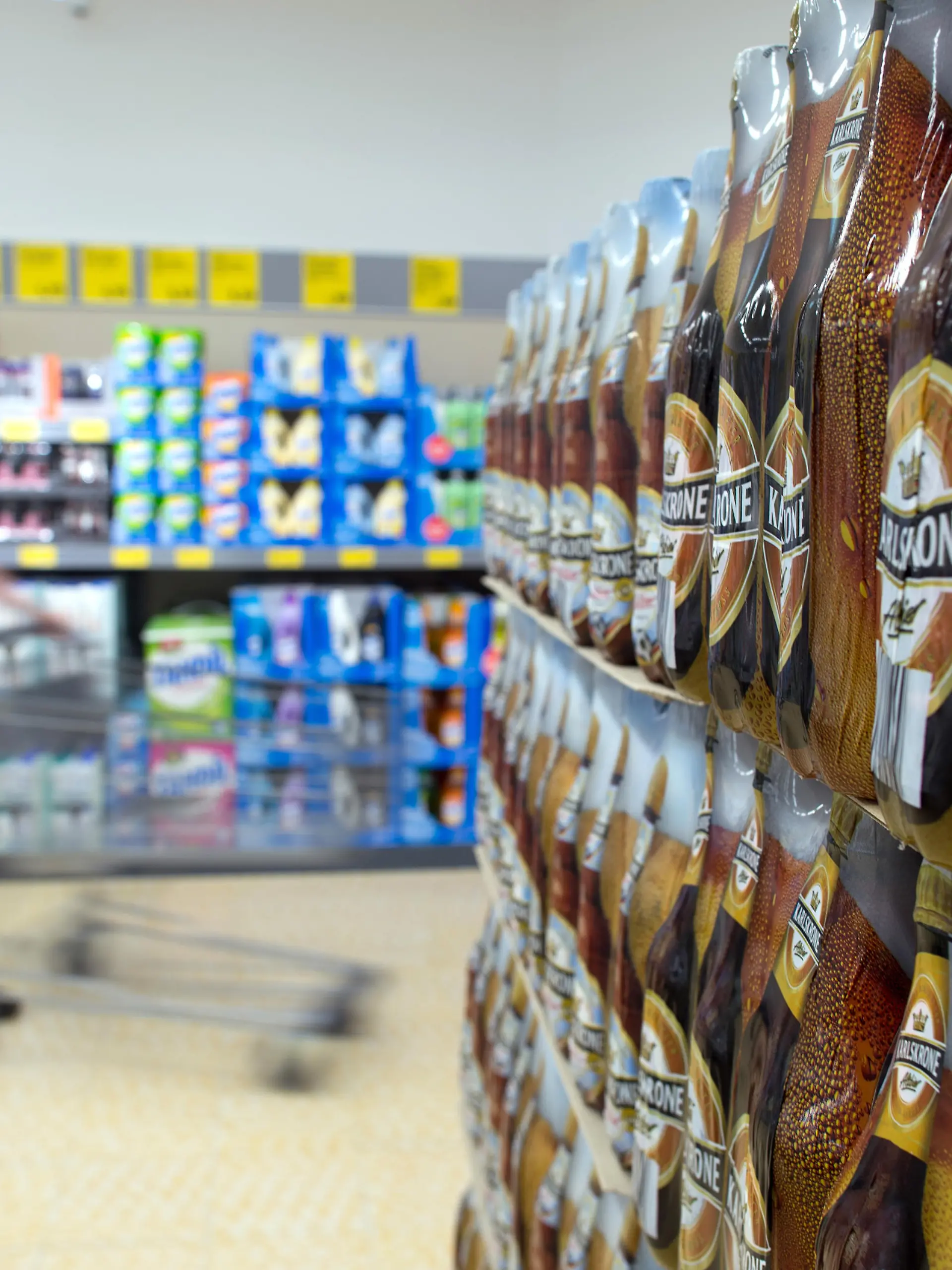 Eine Aldi-Mitarbeiterin schiebt am 27.06.2014 in Düsseldorf (Nordrhein-Westfalen) in der Aldi-Filiale an der Königsallee einen Einkaufswagen. Aldi eröffnet am 30.06.2014 an der Düsseldorfer Prachtmeile eine Filiale. Foto: Federico Gambarini/dpa