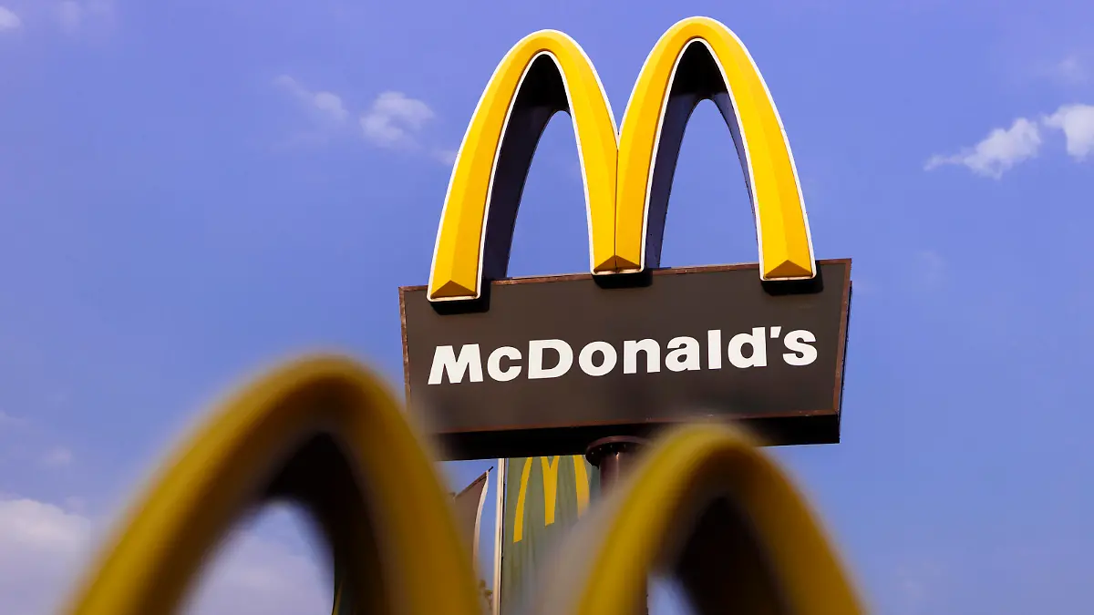 Das Logo der Fastfood-Kette McDonald's an einem Drive-In der Burgerkette. Der Fastfoodkonzern plant 2021 mehr Vegetarisches in seinem Angebot. Zur Zeit köchelt die Fast-Food-Branche wegen der Corona-Maßnahmen im Rahmen der Coronakrise auf Sparflamme. (Themenbild, Symbolbild) Köln, 21.04.2021