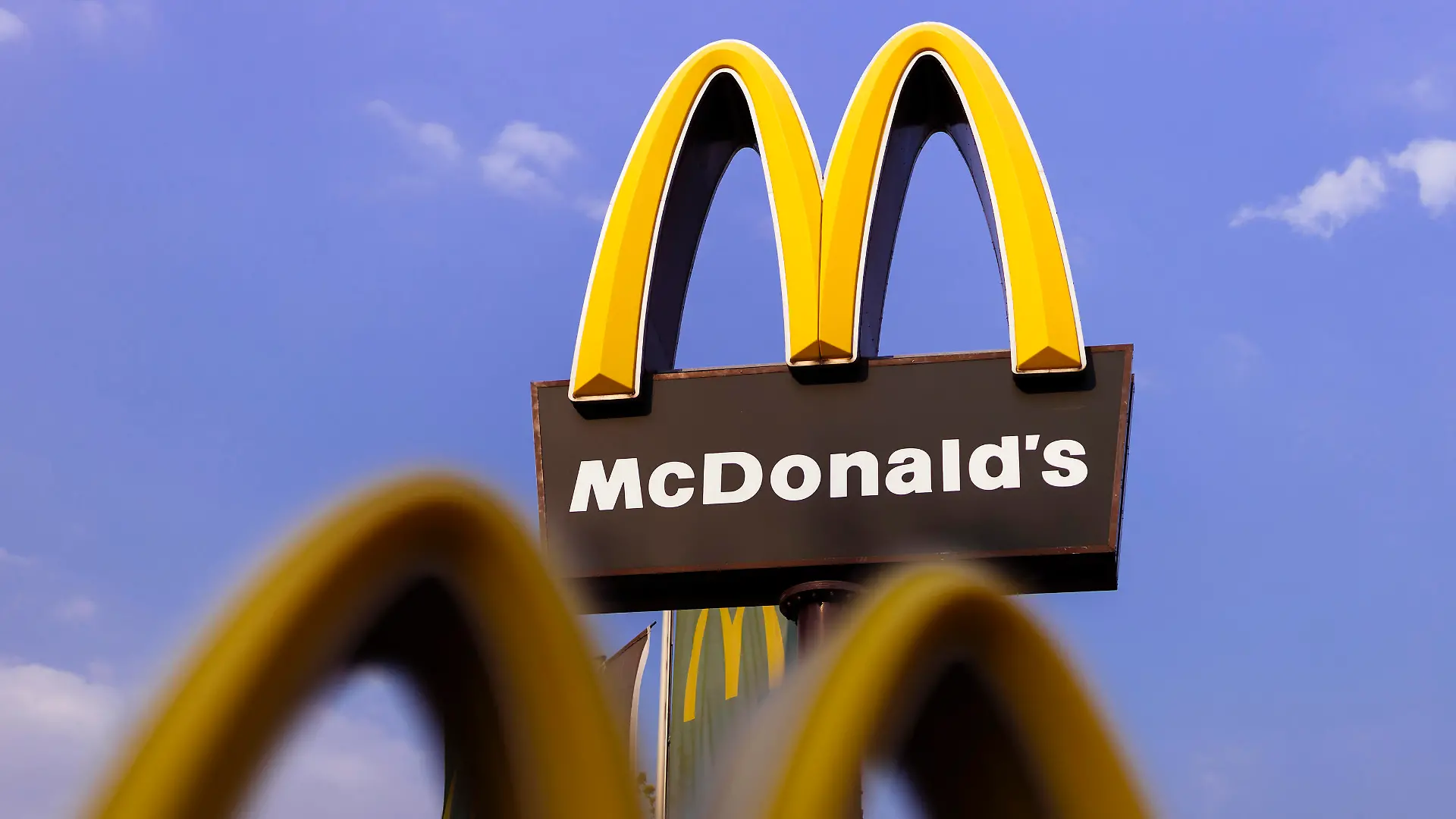 Das Logo der Fastfood-Kette McDonald's an einem Drive-In der Burgerkette. Der Fastfoodkonzern plant 2021 mehr Vegetarisches in seinem Angebot. Zur Zeit köchelt die Fast-Food-Branche wegen der Corona-Maßnahmen im Rahmen der Coronakrise auf Sparflamme. (Themenbild, Symbolbild) Köln, 21.04.2021