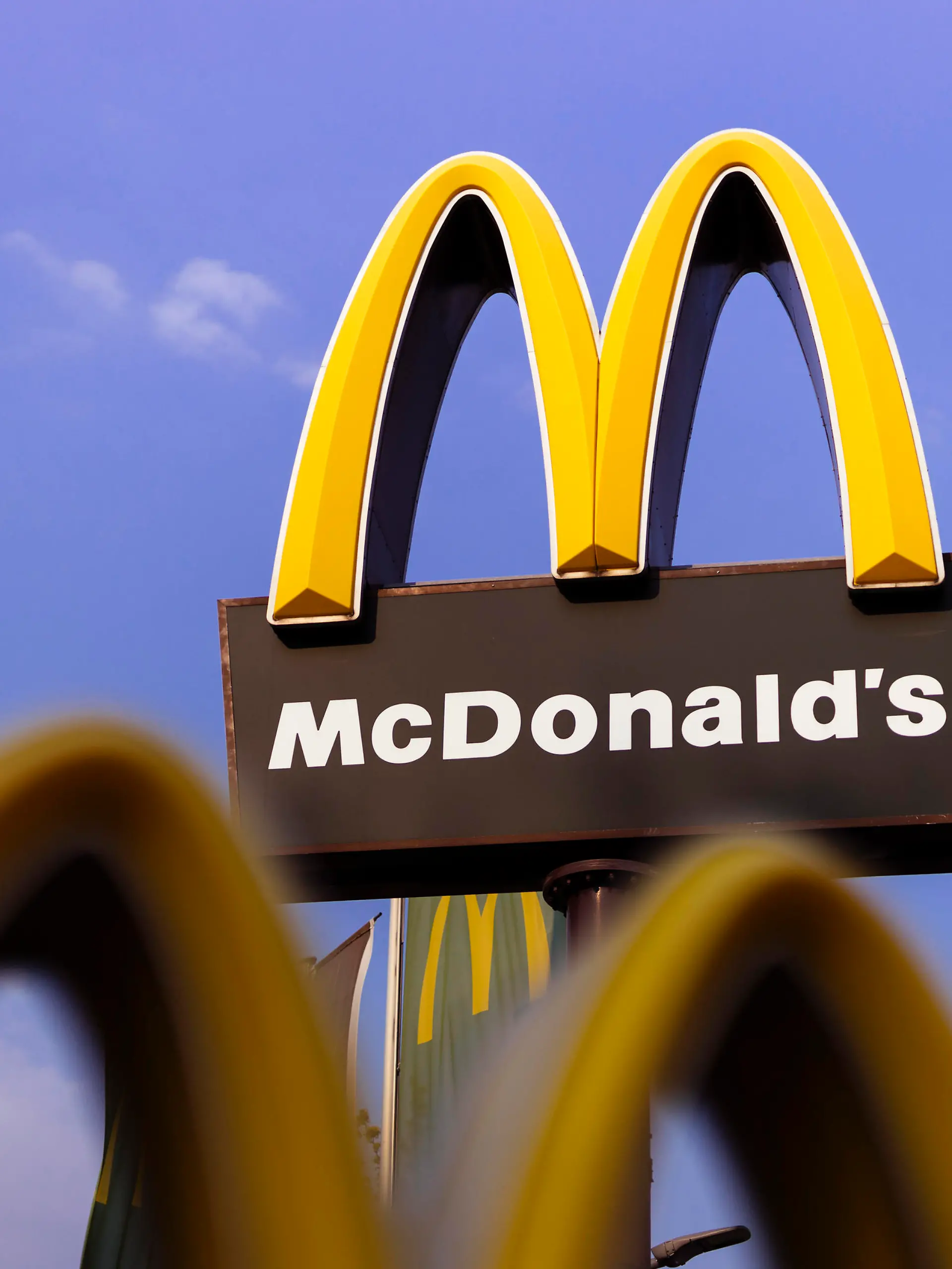 Das Logo der Fastfood-Kette McDonald's an einem Drive-In der Burgerkette. Der Fastfoodkonzern plant 2021 mehr Vegetarisches in seinem Angebot. Zur Zeit köchelt die Fast-Food-Branche wegen der Corona-Maßnahmen im Rahmen der Coronakrise auf Sparflamme. (Themenbild, Symbolbild) Köln, 21.04.2021