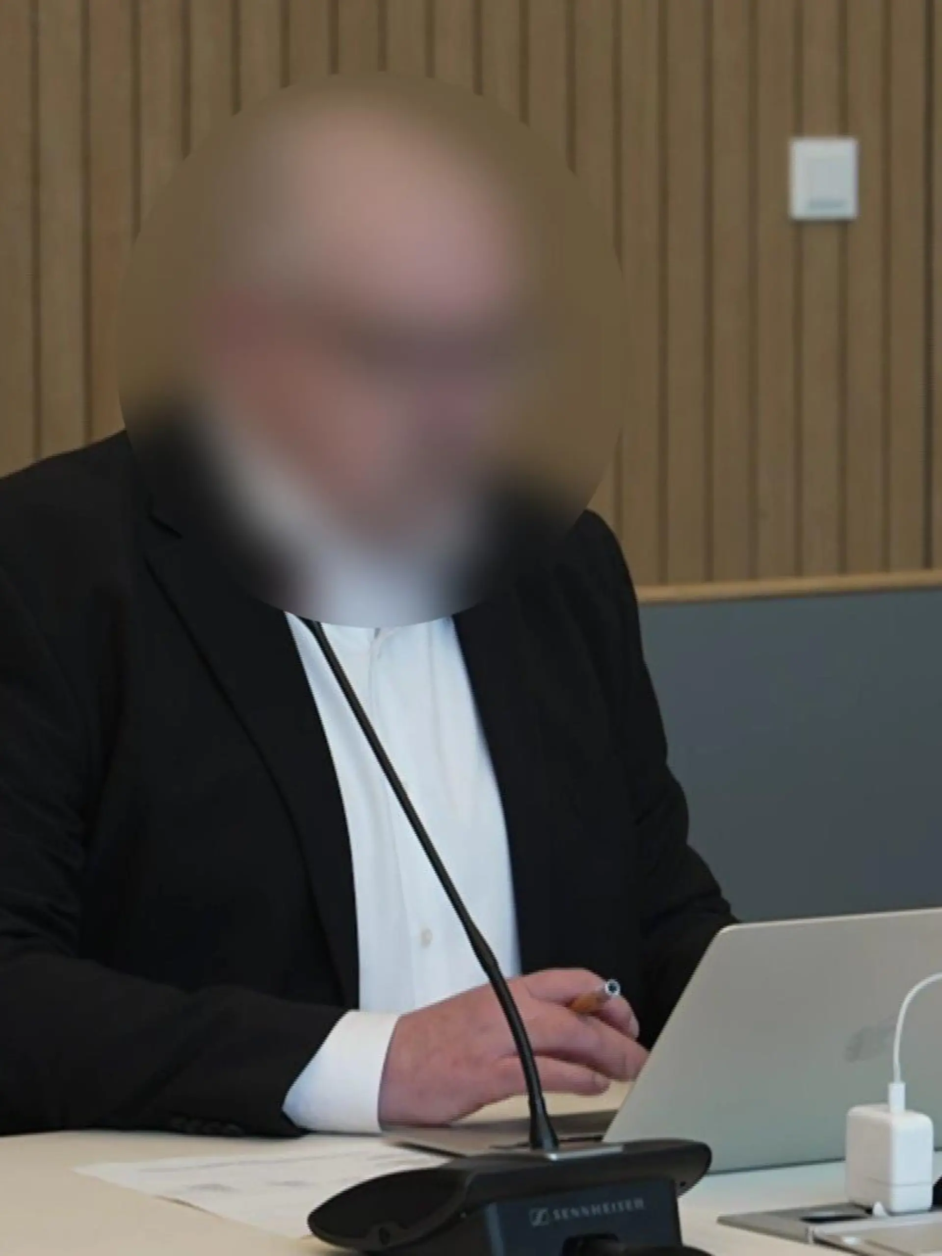 Der 52-jährige Angeklagte soll im Frühjahr 2019 seinen leiblichen Sohn sexuell missbraucht haben.