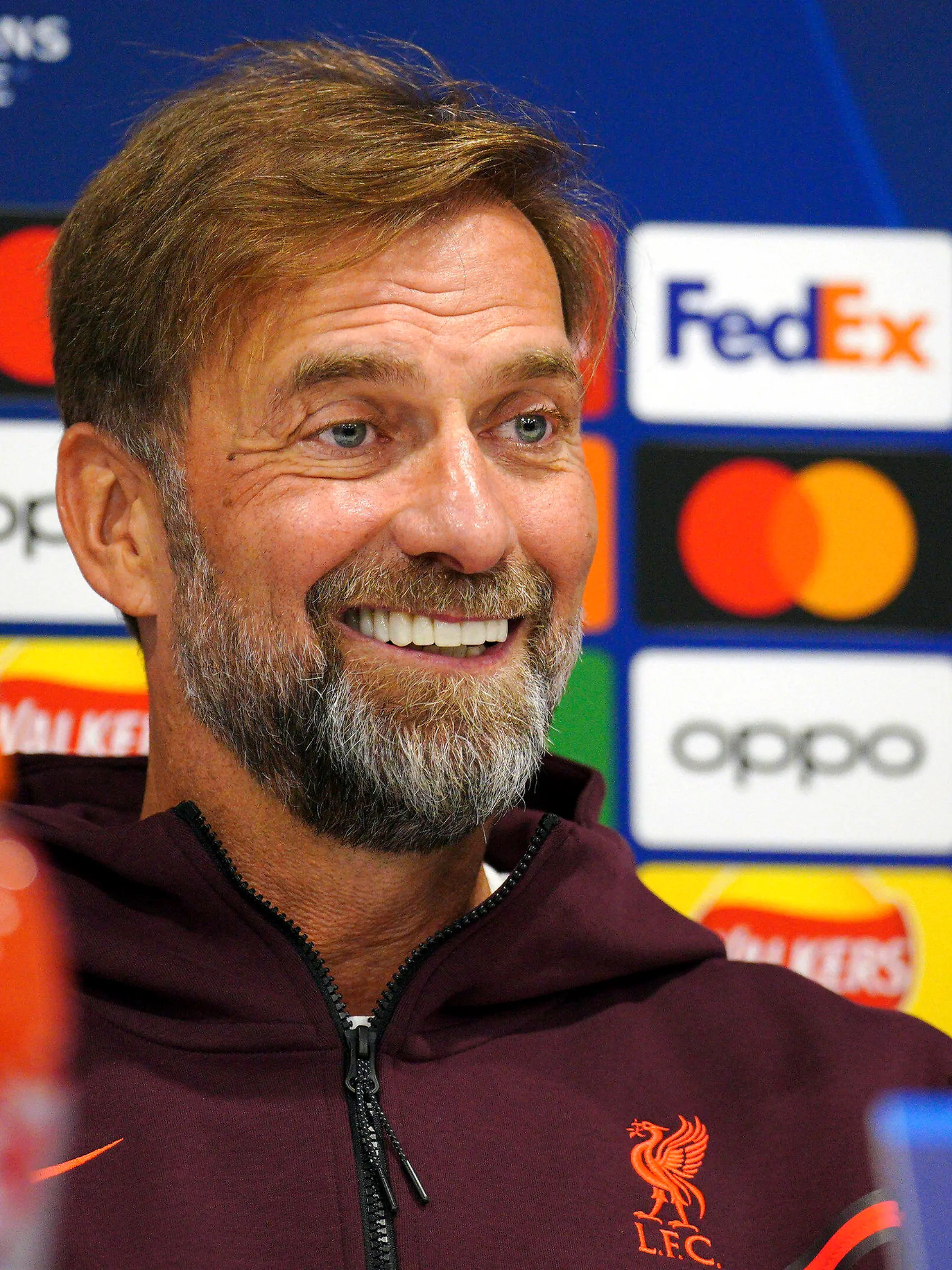 03.10.2022, Großbritannien, Liverpool: Jürgen Klopp, Trainer vom FC Liverpool, hält sich den Kopf bei einer Pressekonferenz am Tag vor dem Champions-League-Spiel der Gruppe A zwischen dem FC Liverpool und den Glasgow Rangers im AXA Training Centre in Liverpool. Foto: Peter Byrne/PA Wire/dpa +++ dpa-Bildfunk +++