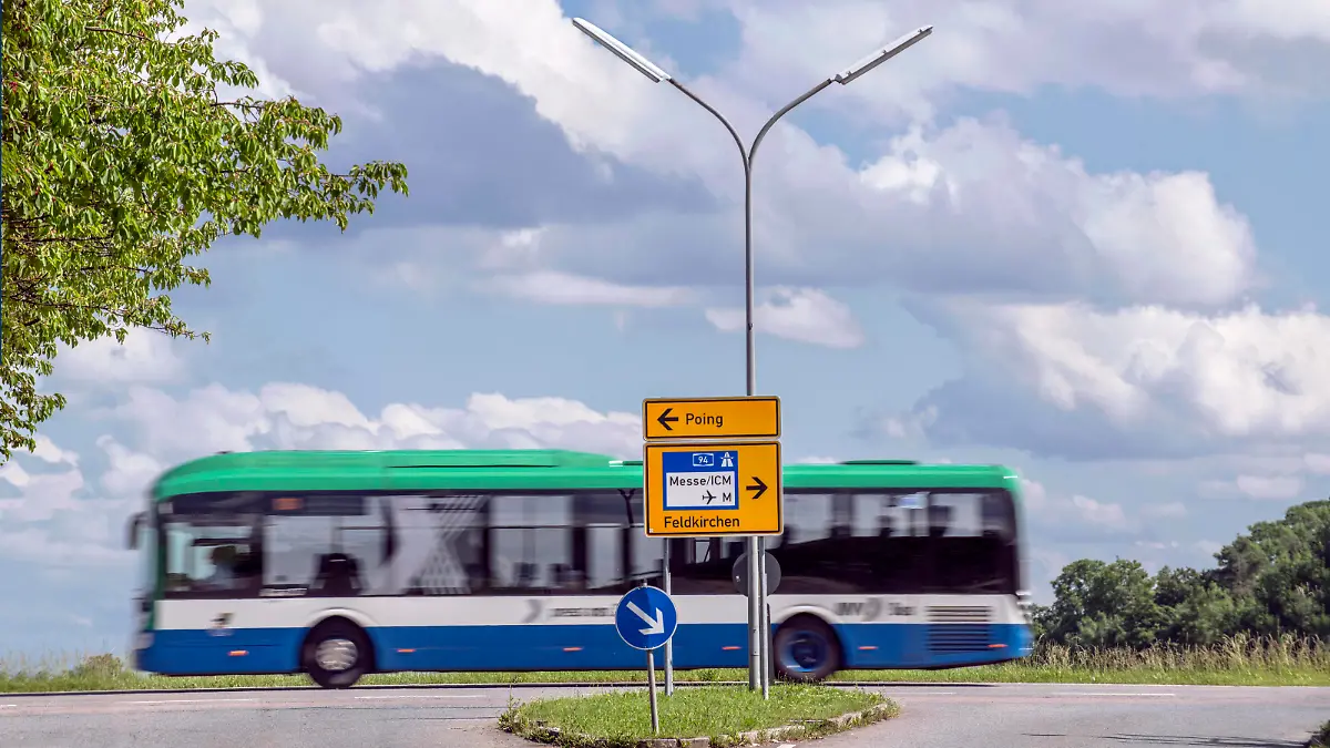 IMAGO Creative: Gesellschaft, Mobilität auf dem Land Regionalbus unterwegs bei Kirchheim, Nähe München, 6. Juni 2022, Deutschland, Kirchheim bei München, 06.06.2022, Regionalbus auf der Fahrt Richtung Poing, MVV-Bus, Bus des Münchner Verkehrsverbunds, Münchner Umland, Landkreis München, Regionalbuslinie, Regionalverkehr, bayerisch, bayerische, Bayern, bayerisch, *** Regional bus on the road near Kirchheim, near Munich, 6 June 2022, Germany, Kirchheim near Munich, 06 06 2022, regional bus on the road towards Poing, MVV bus, Munich public transport bus, Munich area, Munich district, regional bus line, regional transport, Bavarian, Bavarian, Bavarian,