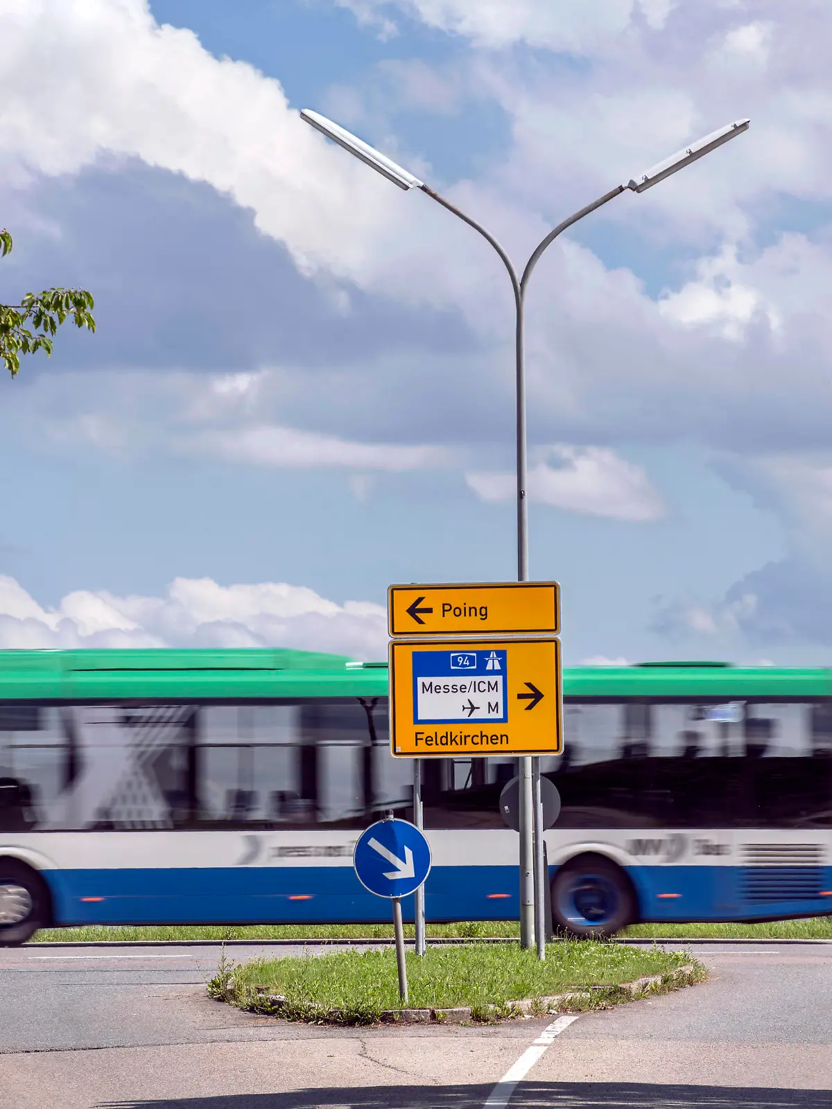 IMAGO Creative: Gesellschaft, Mobilität auf dem Land Regionalbus unterwegs bei Kirchheim, Nähe München, 6. Juni 2022, Deutschland, Kirchheim bei München, 06.06.2022, Regionalbus auf der Fahrt Richtung Poing, MVV-Bus, Bus des Münchner Verkehrsverbunds, Münchner Umland, Landkreis München, Regionalbuslinie, Regionalverkehr, bayerisch, bayerische, Bayern, bayerisch, *** Regional bus on the road near Kirchheim, near Munich, 6 June 2022, Germany, Kirchheim near Munich, 06 06 2022, regional bus on the road towards Poing, MVV bus, Munich public transport bus, Munich area, Munich district, regional bus line, regional transport, Bavarian, Bavarian, Bavarian,