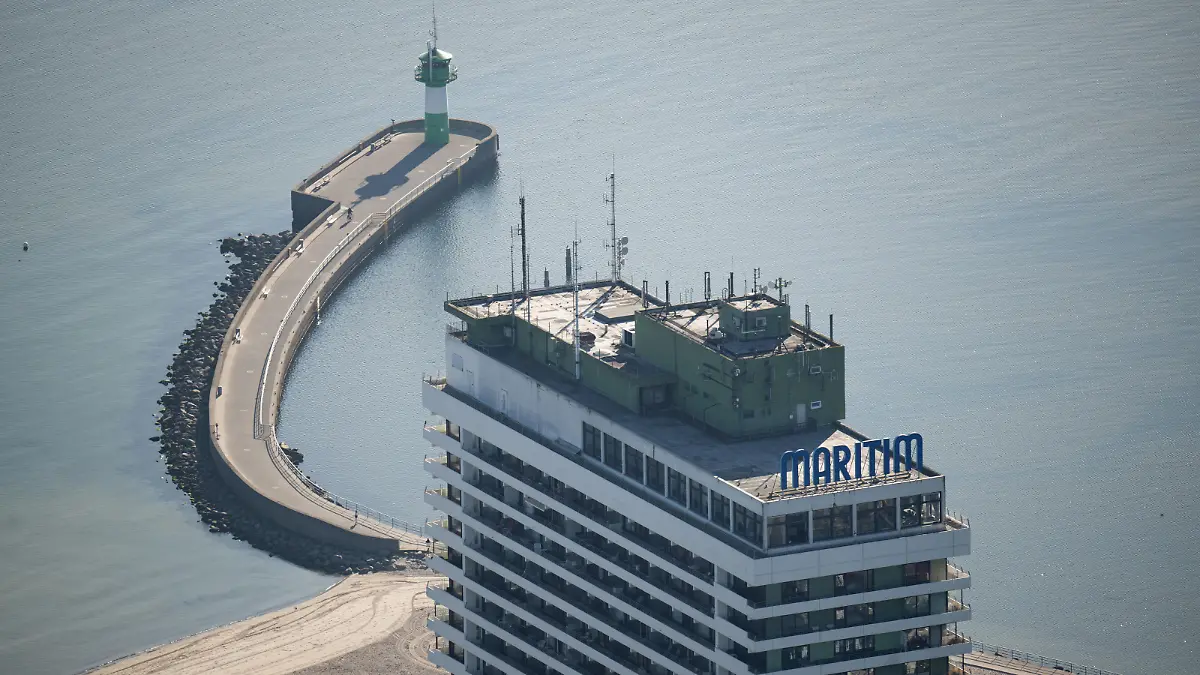 Das Maritim Strandhotel Travemünde steht vor dem Molenfeuer auf der Nordermole.