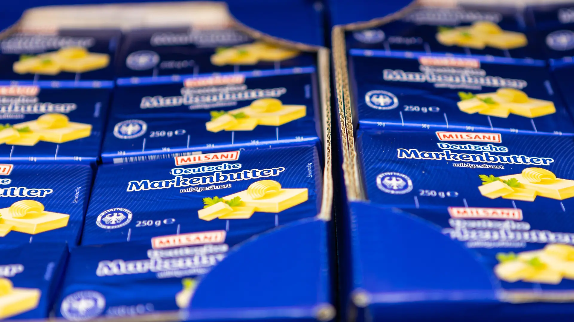 Deutschland 29. November 2022: Im Bild: In einem Kühlregal liegen Verpackungen mit Deutscher Markenbutter von Milsani.