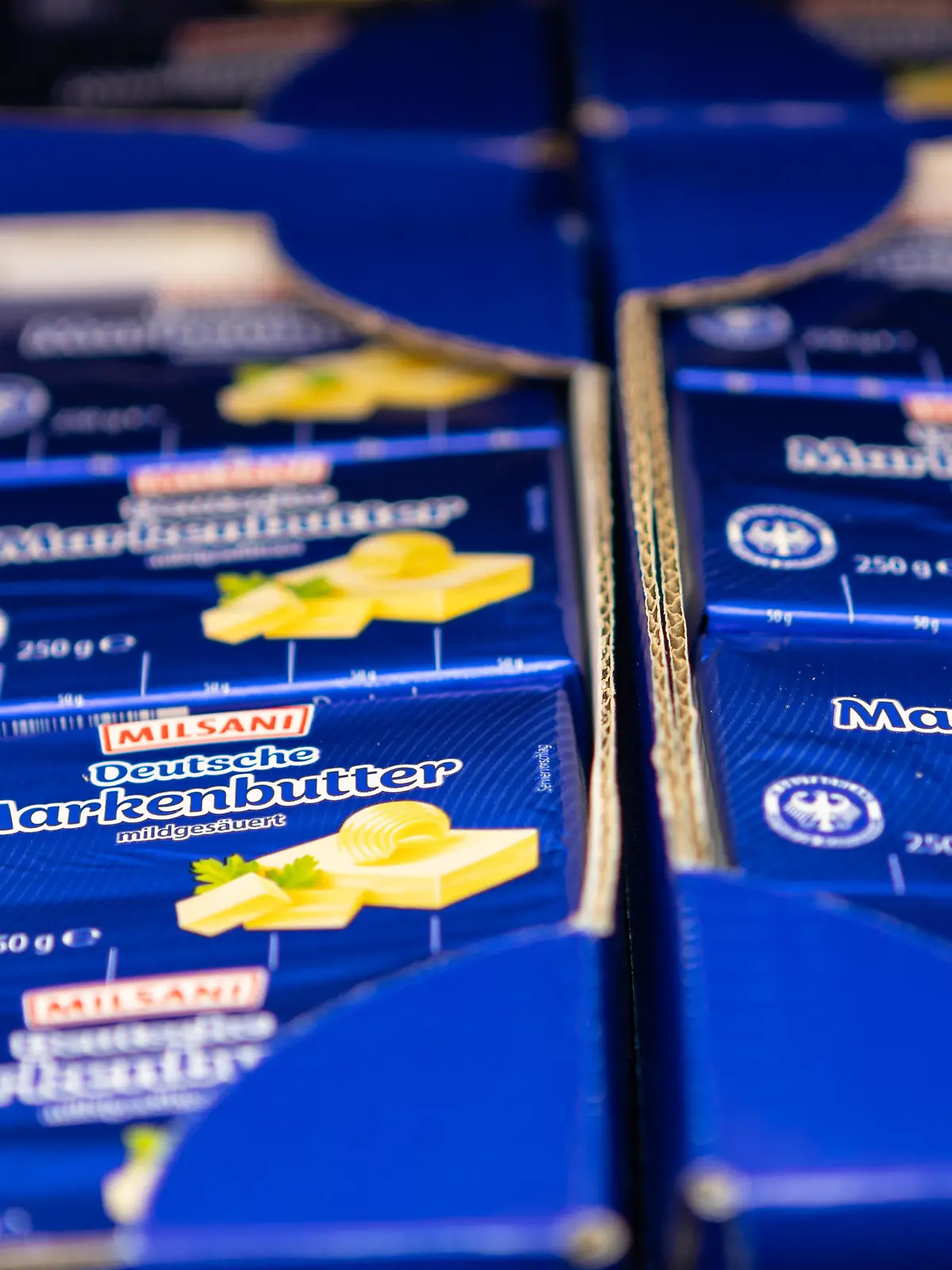 Deutschland 29. November 2022: Im Bild: In einem Kühlregal liegen Verpackungen mit Deutscher Markenbutter von Milsani.
