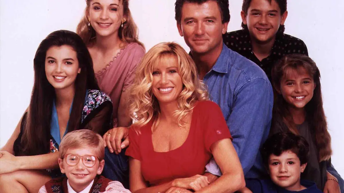 Step By Step (Pilot)  (1991)  1: Beim Urlaub auf Jamaika treffen sich die beiden Singles Frank Lambert (Patrick Duffy,4vr) und Carol Foster (Suzanne Somers,4vl). Sie verlieben sich ineinander und heiraten auf der Stelle. Eine Geschichte wie aus dem Bilderbuch - wären da nicht die lieben Kleinen zu Hause ... V.l.: Karen Foster (Angela Watson), Mark Foster (Christopher Castile), Dana Foster (Staci Keanan), Carol Foster (Suzanne Somers), Frank Lambert (Patrick Duffy), J. T. Lambert (Brandon Call), Brendan Lambert (Josh Byrne) und Al Lambert (Christine Lakin)   2: ZERO Regie: .. , Warner