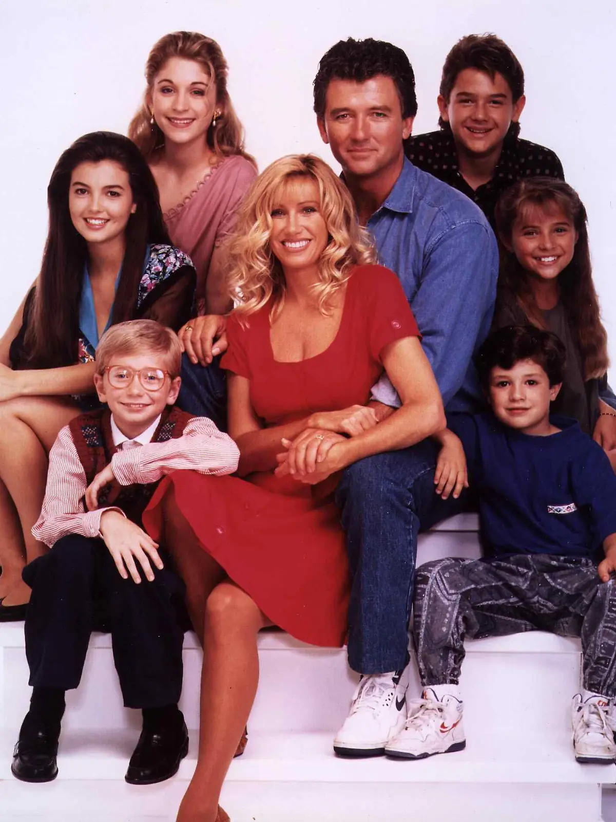 Step By Step (Pilot)  (1991)  1: Beim Urlaub auf Jamaika treffen sich die beiden Singles Frank Lambert (Patrick Duffy,4vr) und Carol Foster (Suzanne Somers,4vl). Sie verlieben sich ineinander und heiraten auf der Stelle. Eine Geschichte wie aus dem Bilderbuch - wären da nicht die lieben Kleinen zu Hause ... V.l.: Karen Foster (Angela Watson), Mark Foster (Christopher Castile), Dana Foster (Staci Keanan), Carol Foster (Suzanne Somers), Frank Lambert (Patrick Duffy), J. T. Lambert (Brandon Call), Brendan Lambert (Josh Byrne) und Al Lambert (Christine Lakin)   2: ZERO Regie: .. , Warner