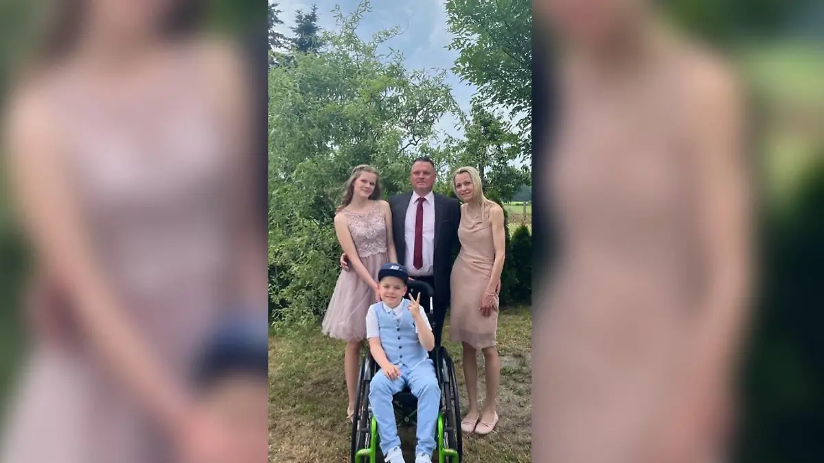 Lino Radehose mit seiner Familie: Schwester Lea und die Eltern Steffen und Susi Radehose.