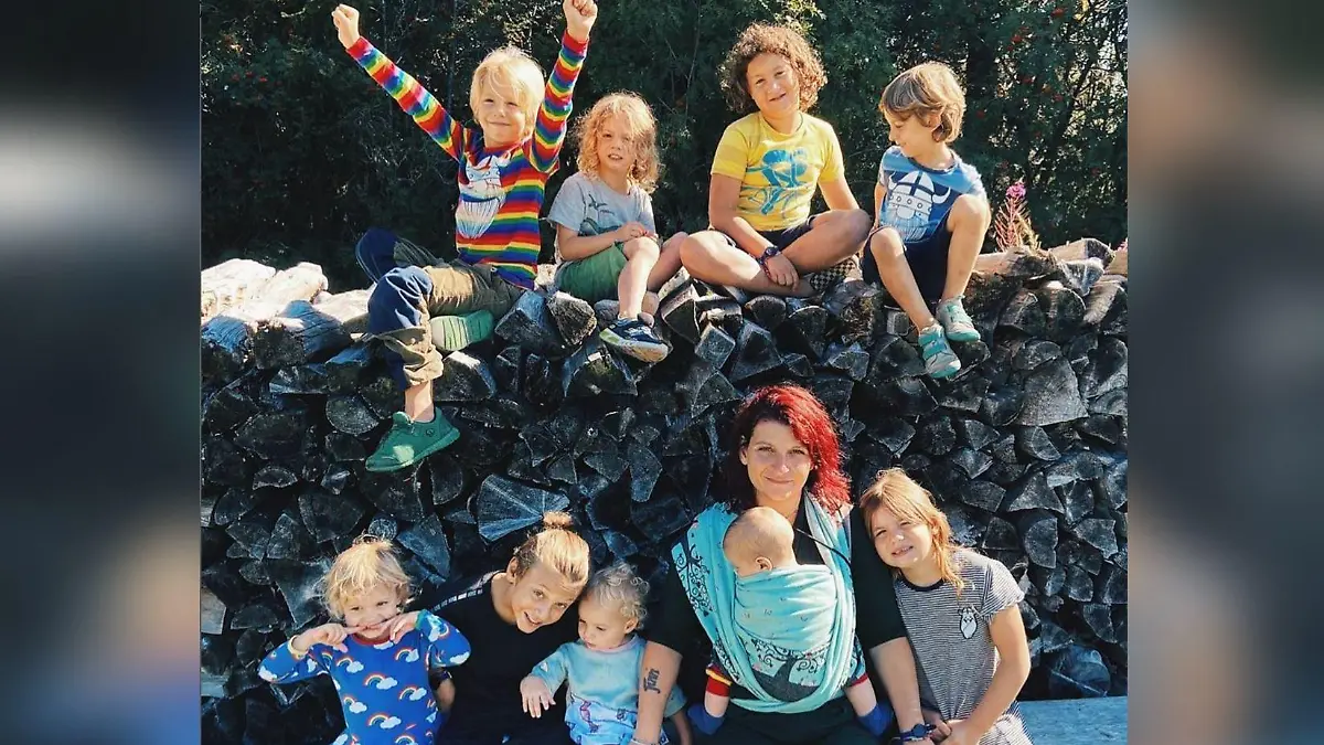 Lisa Schrenk mit ihren neun Kids.
