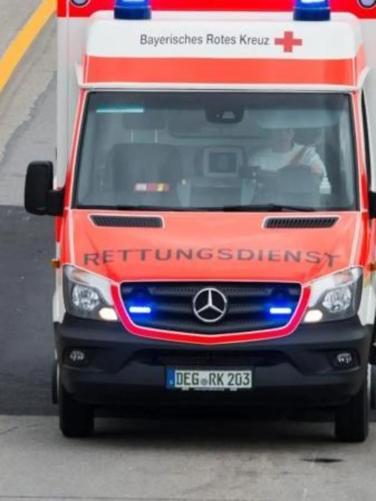 Ein Krankenwagen fährt mit Blaulicht. Foto: Armin Weigel/Archiv