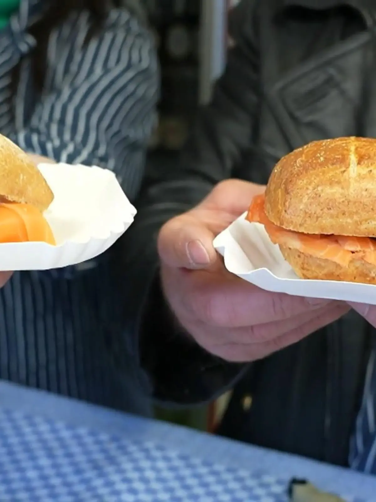Nach diversen Fleischalternativen sind jetzt auch vegetarische Fischalternativen auf dem Vormarsch. Lachs, Backfisch, Fischstäbchen – die Produktvielfalt lässt so gut wie nichts zu wünschen übrig. Aber was steckt eigentlich drin im künstlichen Fisch? Und: Können die Fisch-Fakes geschmacklich mit dem Original mithalten?