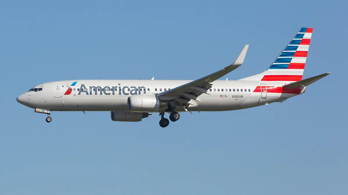 Los Angeles, USA - 21. Februar 2016: Eine Boeing 737-800 der American Airlines mit dem Kennzeichen N981AN landet auf dem Flughafen Los Angeles (LAX) in den Vereinigten Staaten, USA. | Verwendung weltweit