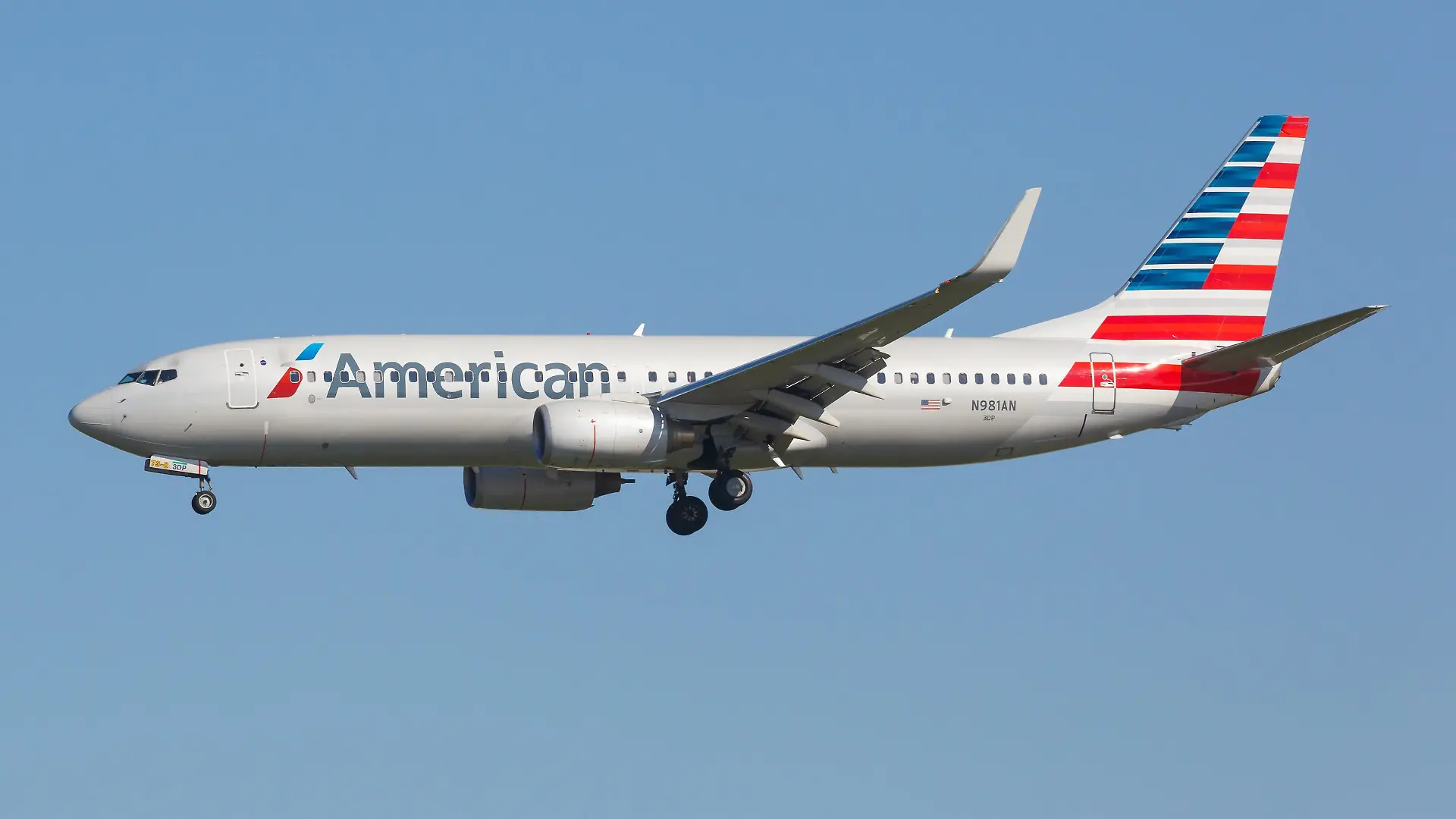 Los Angeles, USA - 21. Februar 2016: Eine Boeing 737-800 der American Airlines mit dem Kennzeichen N981AN landet auf dem Flughafen Los Angeles (LAX) in den Vereinigten Staaten, USA. | Verwendung weltweit