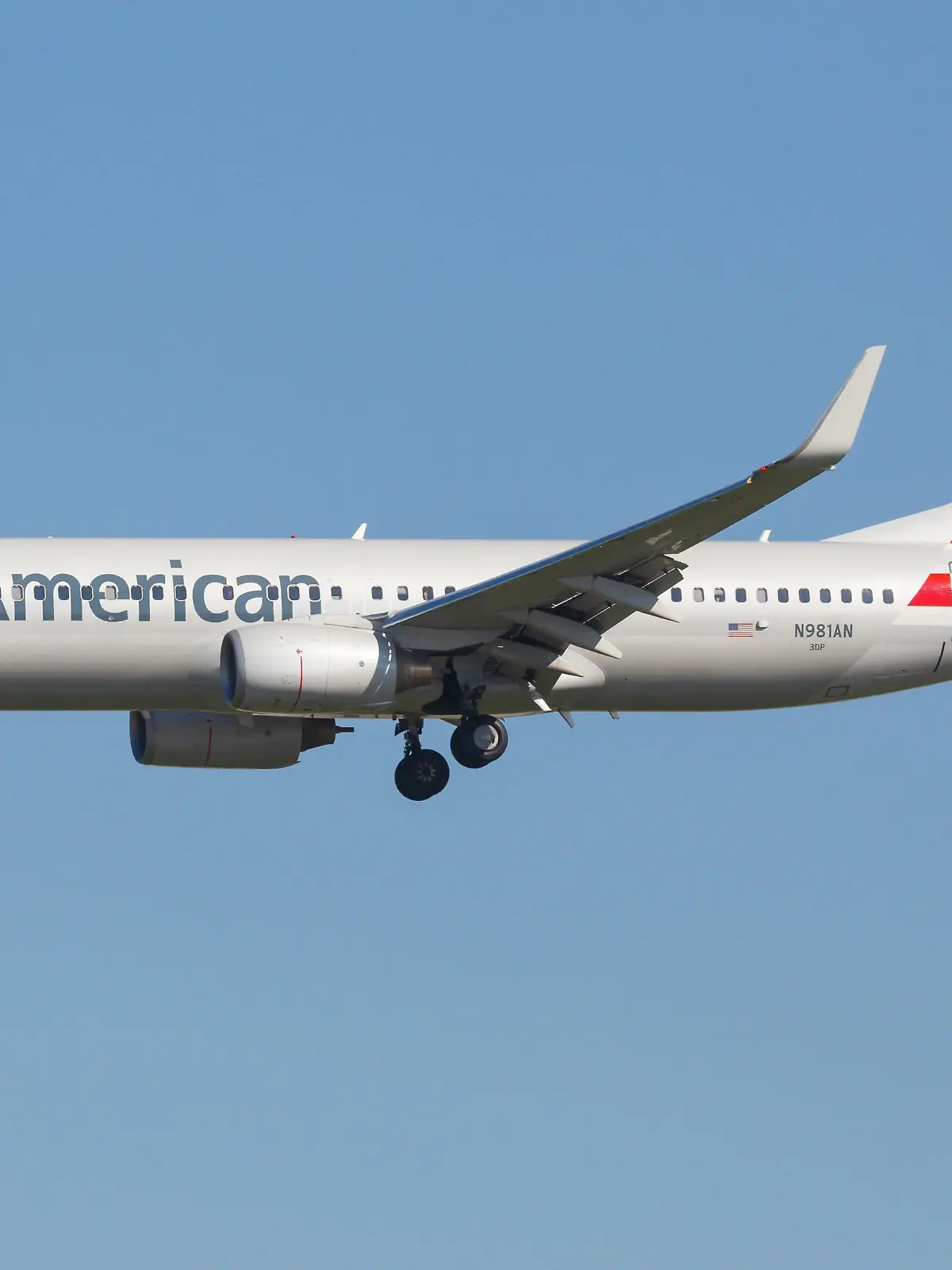 Los Angeles, USA - 21. Februar 2016: Eine Boeing 737-800 der American Airlines mit dem Kennzeichen N981AN landet auf dem Flughafen Los Angeles (LAX) in den Vereinigten Staaten, USA. | Verwendung weltweit