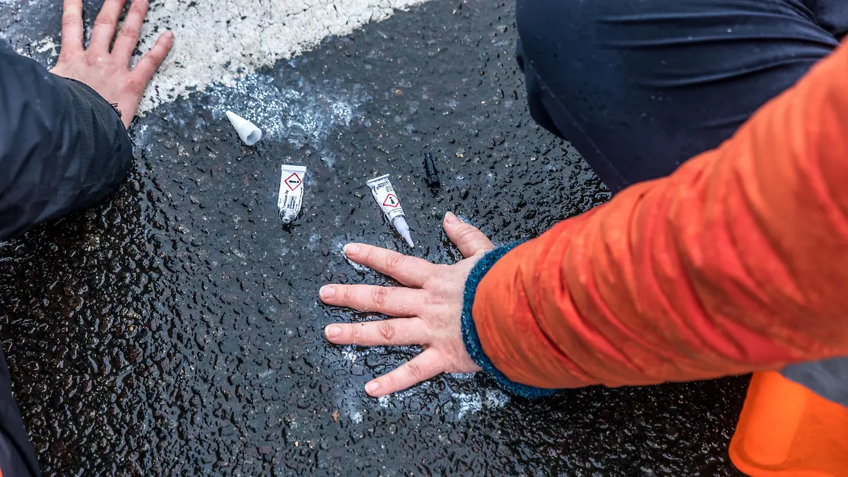 Aktivistinnen Flinta der Letzten Generation haben am heutigen Mittwoch anlässlich des Welt-Frauentages die Jahnallee im Leipziger Westen blockiert und sich an die Fahrbahn geklebt. Insgesamt 7 Frauen blockierten die Fahrbahn wovon sich 5 an die Fahrbahn geklebt haben. Zwei haben eine Rettungsgasse ermöglicht. Gegen einen Autofahrer wird wegen des Anfangsverdachts der Körperverletzung ermittelt Letzte Generation Leipzig *** Activists Flinta of the Last Generation have blocked today, Wednesday, on the occasion of World Womens Day the Jahnallee in the West of Leipzig and stuck to the roadway A total of 7 women blocked the roadway of which 5 have stuck to the roadway Two have enabled an emergency lane Against a motorist is being investigat