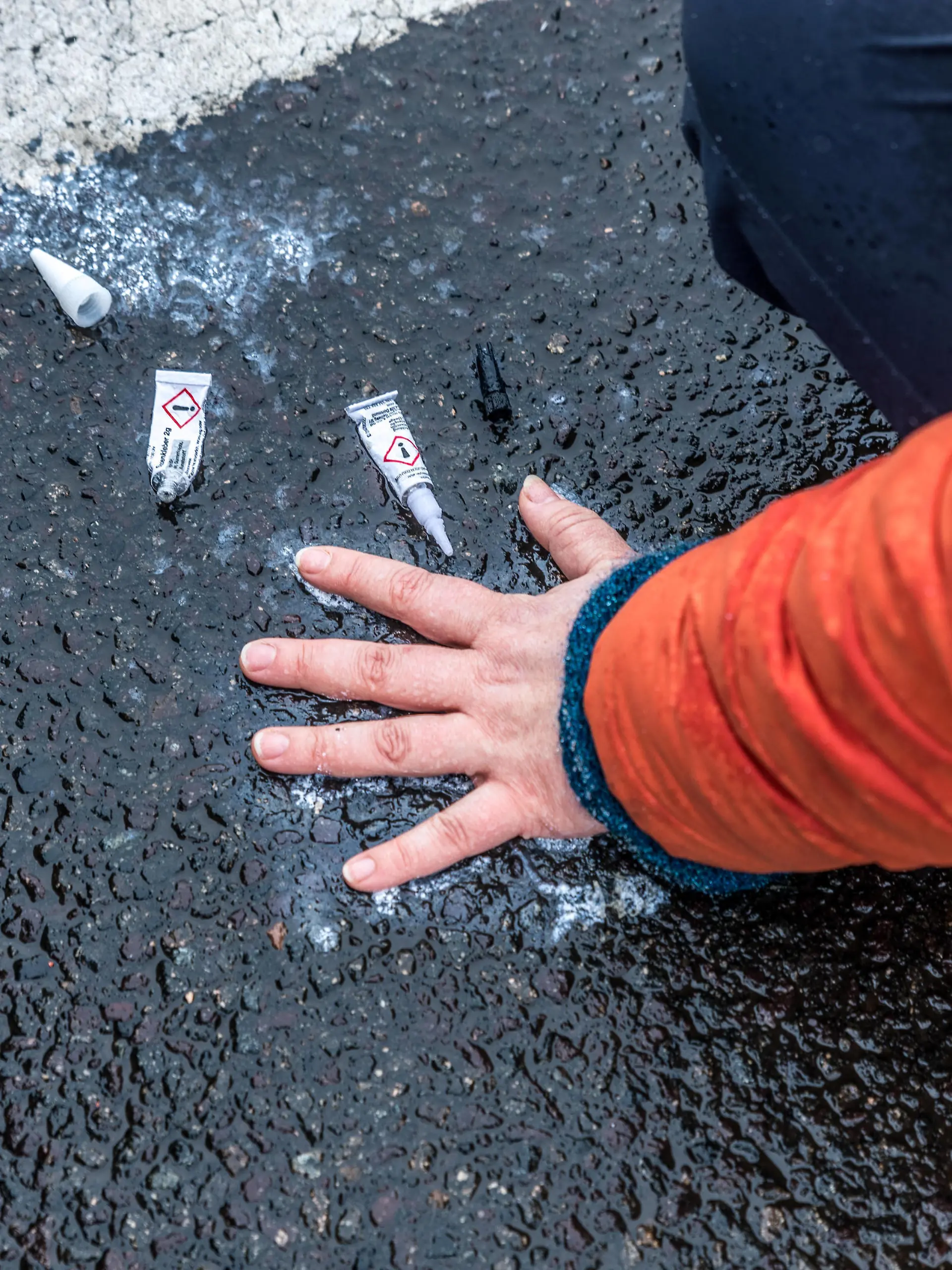 Aktivistinnen Flinta der Letzten Generation haben am heutigen Mittwoch anlässlich des Welt-Frauentages die Jahnallee im Leipziger Westen blockiert und sich an die Fahrbahn geklebt. Insgesamt 7 Frauen blockierten die Fahrbahn wovon sich 5 an die Fahrbahn geklebt haben. Zwei haben eine Rettungsgasse ermöglicht. Gegen einen Autofahrer wird wegen des Anfangsverdachts der Körperverletzung ermittelt Letzte Generation Leipzig *** Activists Flinta of the Last Generation have blocked today, Wednesday, on the occasion of World Womens Day the Jahnallee in the West of Leipzig and stuck to the roadway A total of 7 women blocked the roadway of which 5 have stuck to the roadway Two have enabled an emergency lane Against a motorist is being investigat