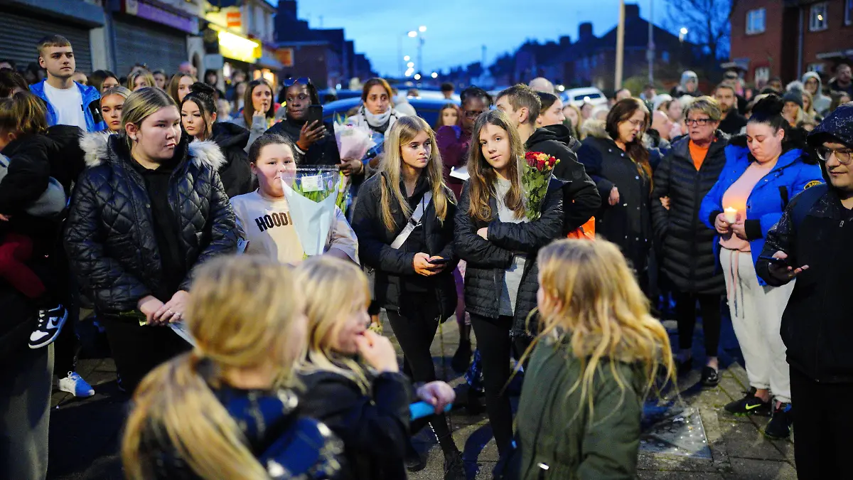 Bristol stabbing. People take part in a vigil near to the scene in south Bristol where two teenage boys, aged 15 and 16, died after a stabbing attack by a group of people who fled the scene in a car. Picture date: Sunday January 28, 2024. The two boys were attacked in Ilminster Avenue, in Knowle West, south Bristol, at about 11.20pm on Saturday, Avon and Somerset Police said. A 44-year-old man and a 15-year-old boy have been arrested and are in custody. See PA story POLICE Bristol. Photo credit should read: Ben Birchall/PA Wire URN:75180790