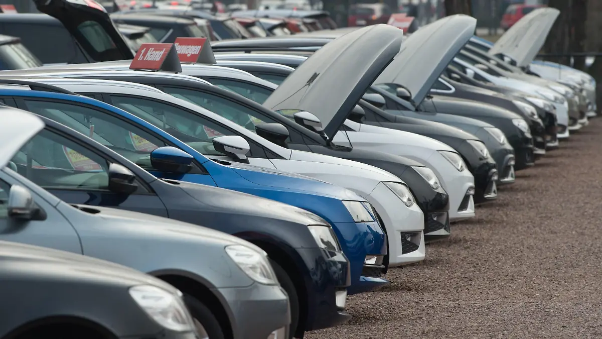 ARCHIV - 02.03.2018, Sachsen, Dresden: Neu- und Gebrauchtwagen stehen bei einem Autohändler nebeneinander. (Illustration zu dpa "Corona macht Gebrauchtwagen teuer") Foto: Sebastian Kahnert/dpa-Zentralbild/dpa +++ dpa-Bildfunk +++