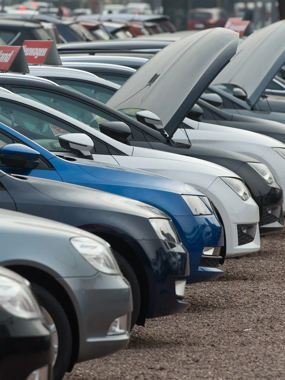 ARCHIV - 02.03.2018, Sachsen, Dresden: Neu- und Gebrauchtwagen stehen bei einem Autohändler nebeneinander. (Illustration zu dpa "Corona macht Gebrauchtwagen teuer") Foto: Sebastian Kahnert/dpa-Zentralbild/dpa +++ dpa-Bildfunk +++