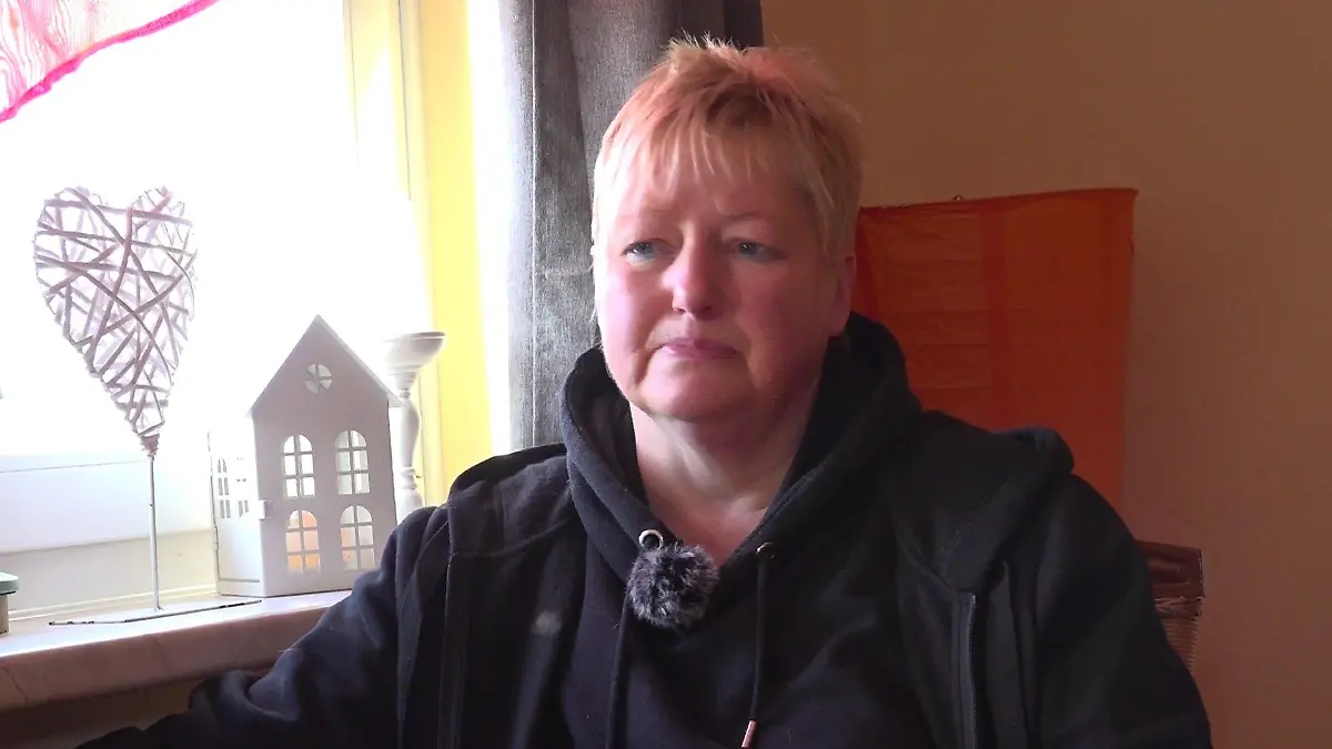 Mieterin Christa Hecht weint als sie im RTL-Interview über ihren Wohn-Alptraum spricht.