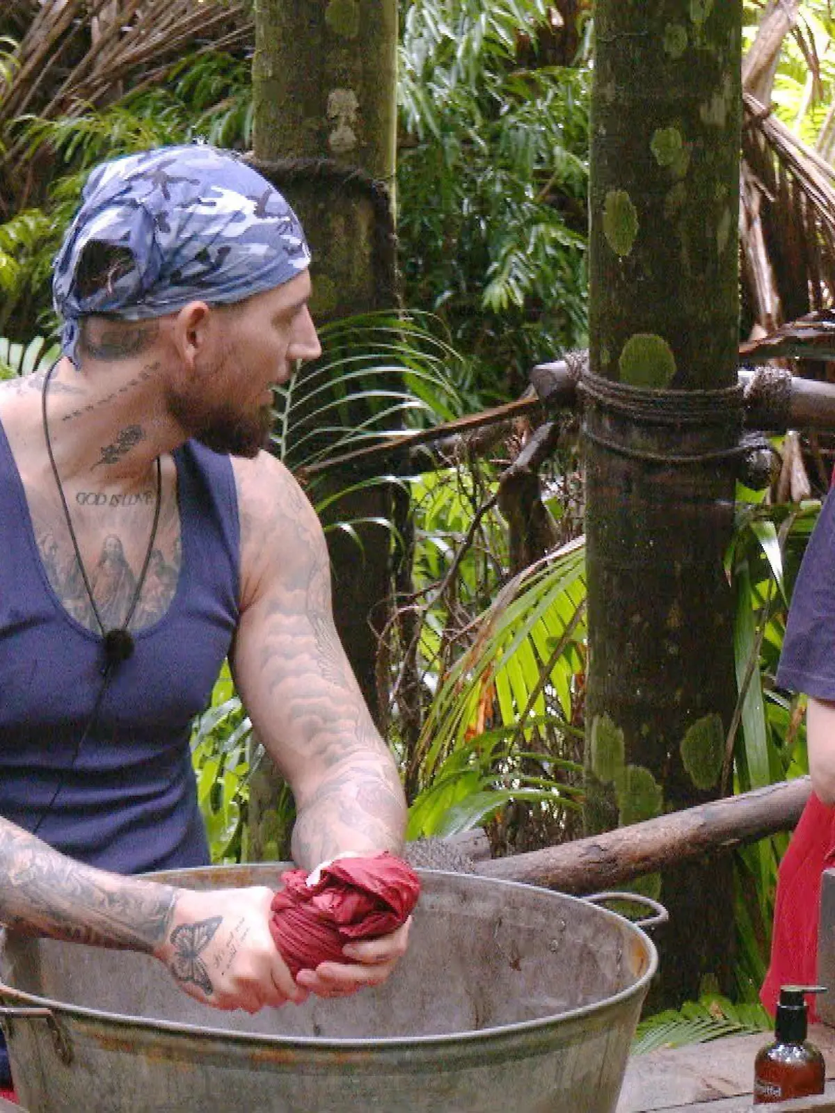 ACHTUNG: SPERRFRIST FÜR ALLE MEDIEN BIS ZUM SHOWENDE, MONTAG, 29.01.2024, 24:00 UHR !!!  Tag 11 im Camp. "Auf was für eine Art Frau stehst du eigentlich und bist du gerade auf der Suche?", hakt Twenty4Tim (r.) bei Mike Heiter nach, als die beiden Wäsche waschen.

+++ Die Verwendung des sendungsbezogenen Materials ist nur mit dem Hinweis und Verlinkung auf RTL+ gestattet. +++