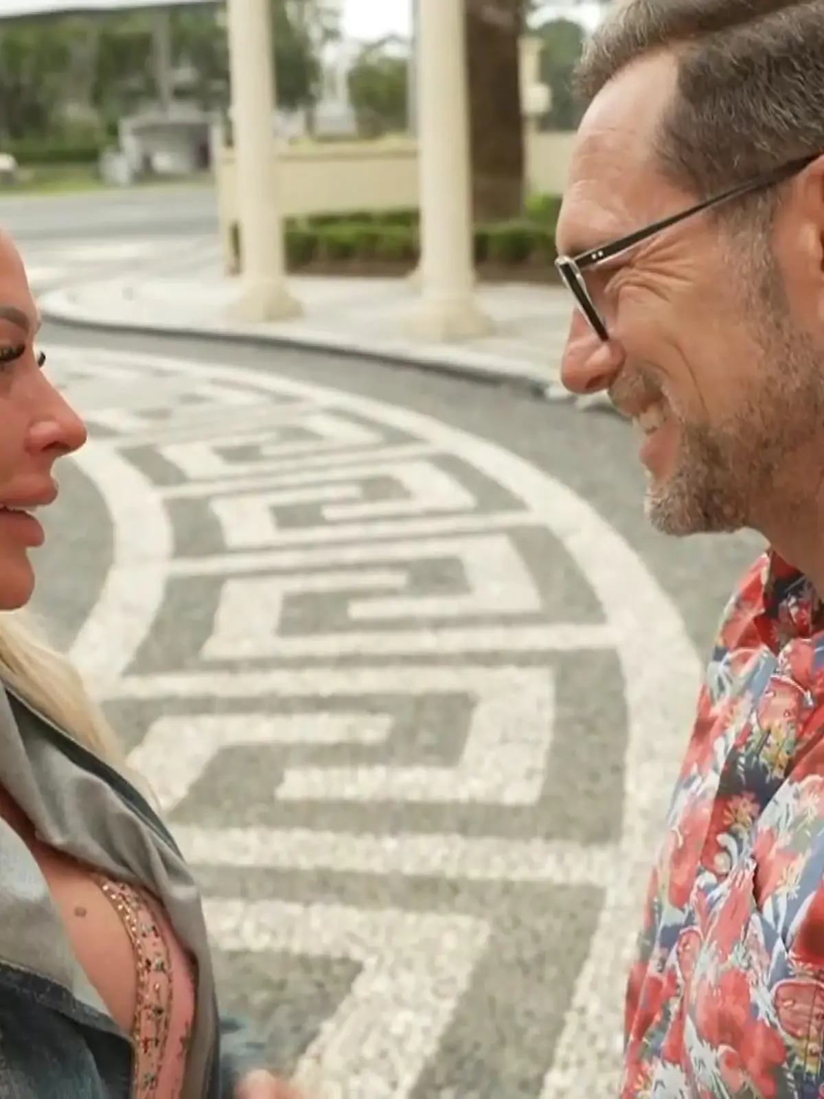 Was ist da los bei den beiden? Dschungelcamperin Cora Schumacher und ihr Begleiter Jörg Kunze sorgen gerade für reichlich Diskussionsstoff.